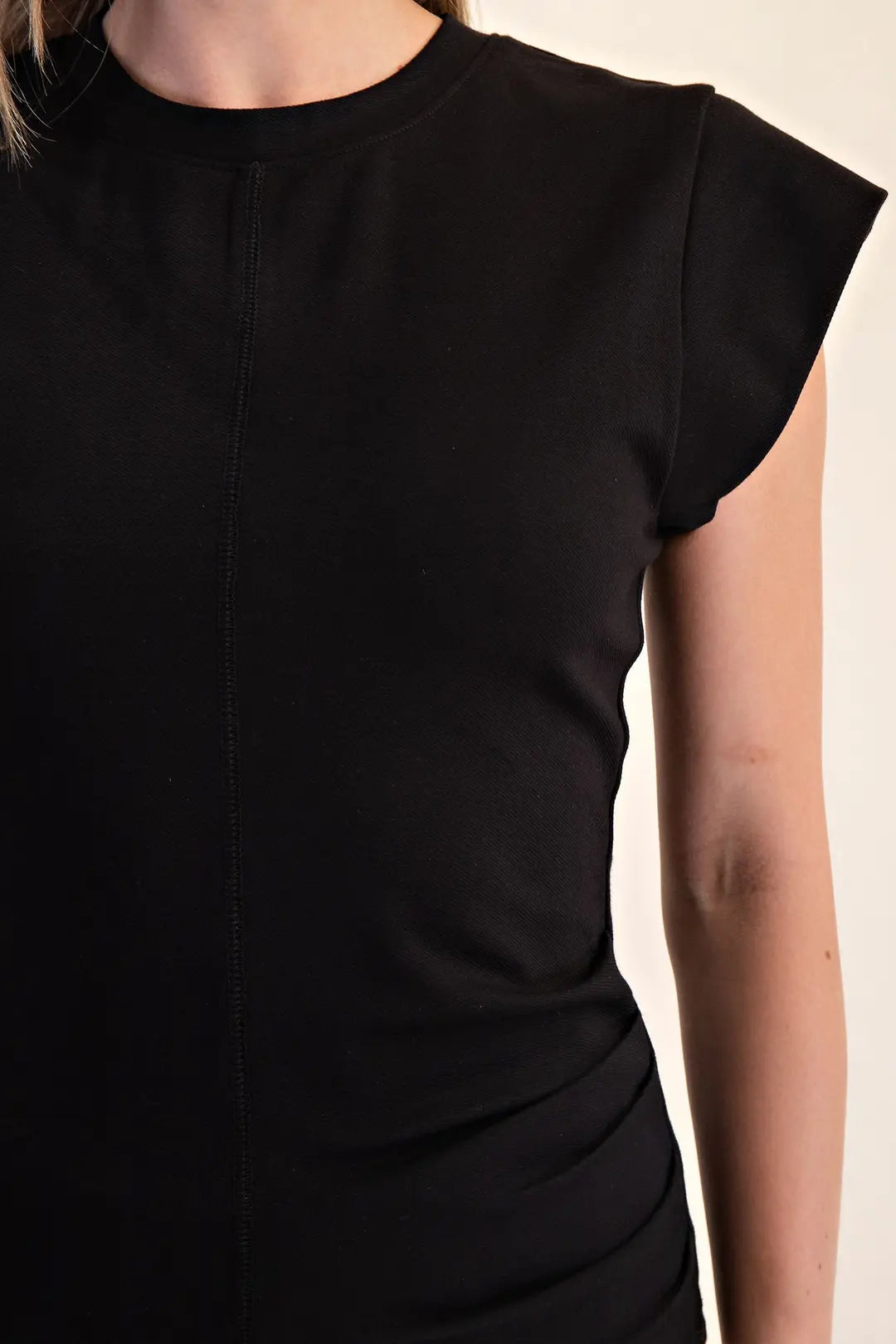 BLACK RUSTIC GATHERED KNIT TOP