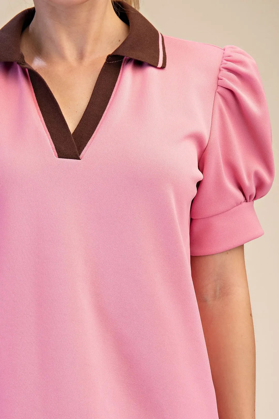 PINK/BROWN CONTRAST V-NECK COLLARED SHORT PUFF SLEEVE TOP