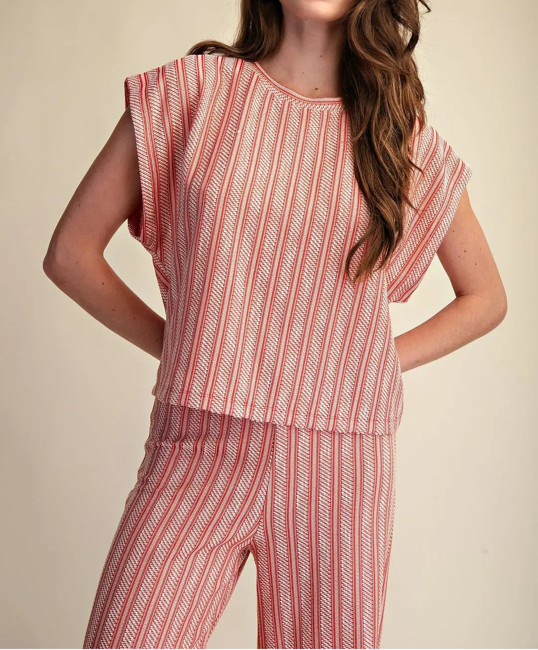RED VERTICAL RIBBED TEXTURED SHORT SLEEVE KNIT TOP