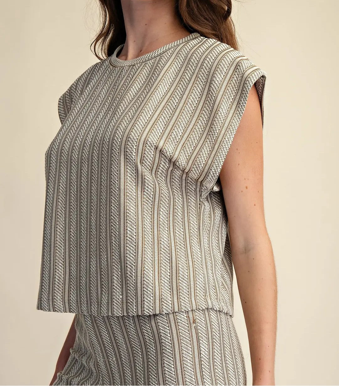 TAUPE VERTICAL RIBBED TEXTURED SHORT SLEEVE KNIT TOP