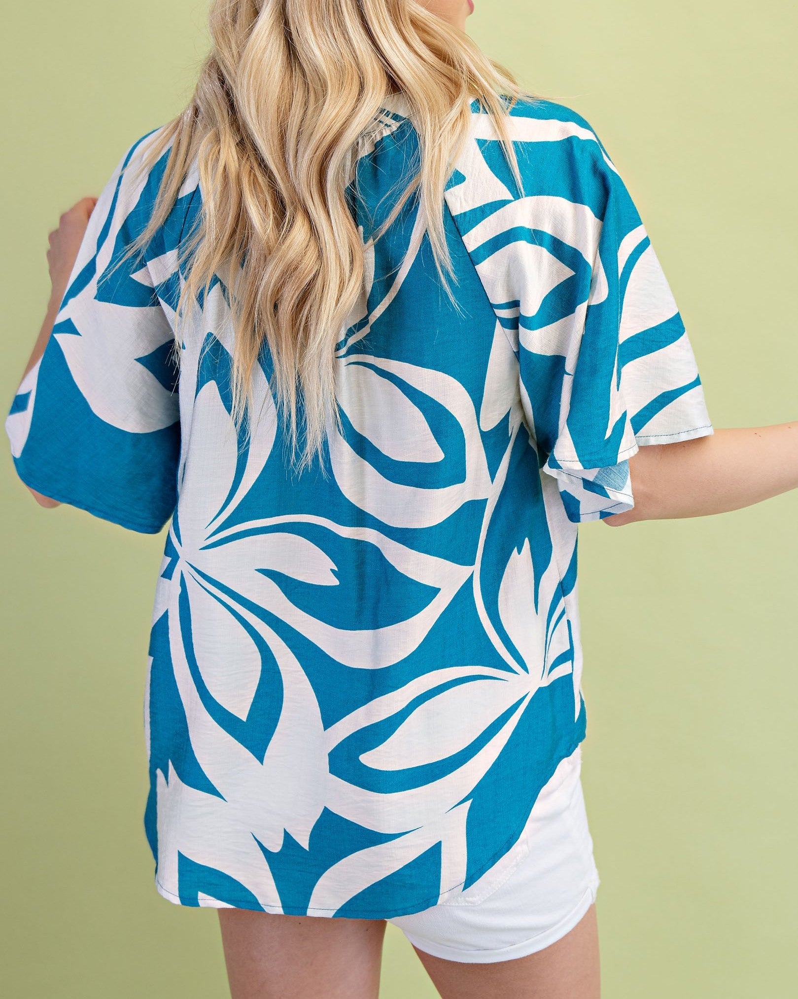 TURQUOISE MIX TROPICAL PRINT VNECK TOP