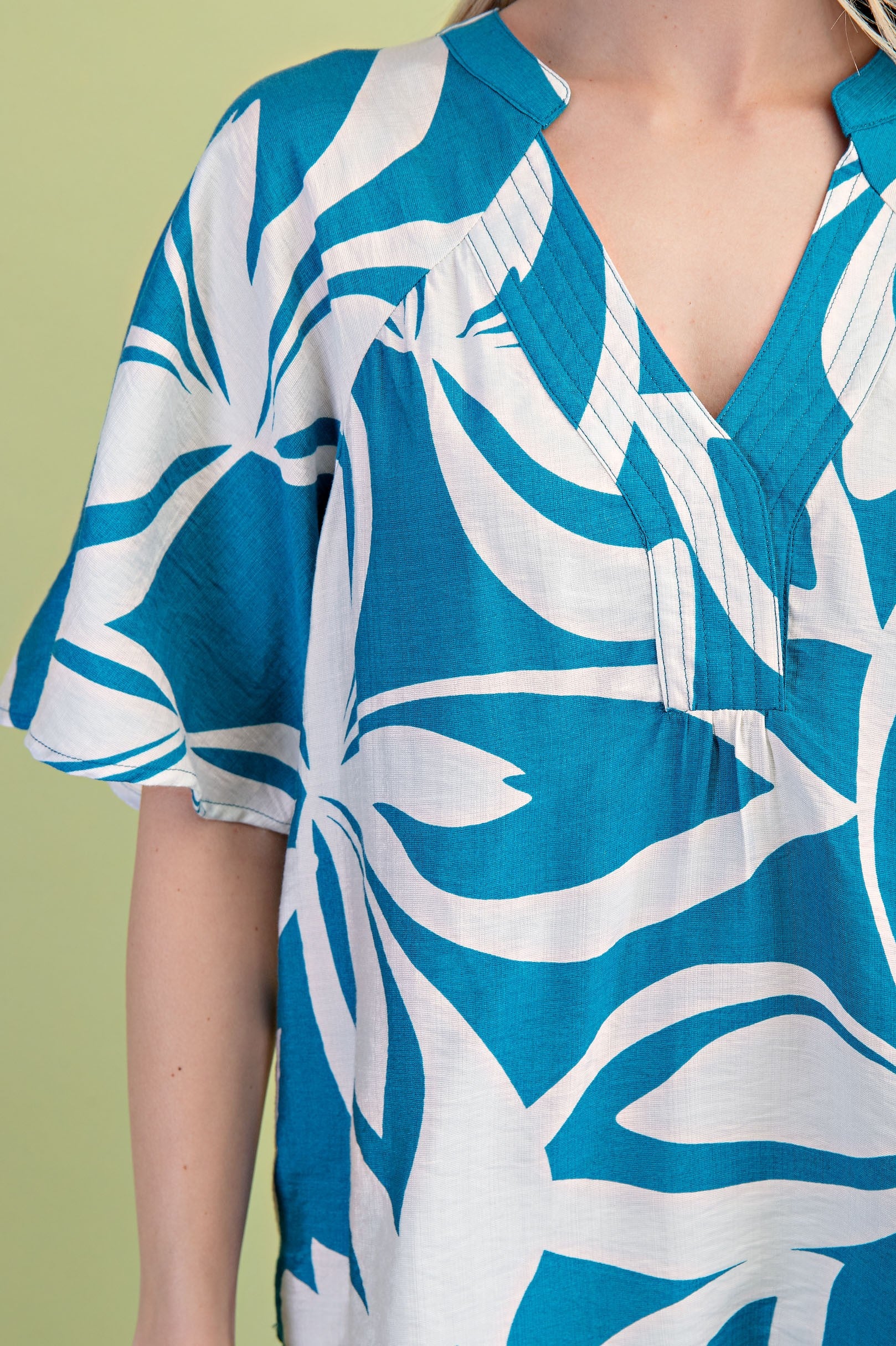 TURQUOISE MIX TROPICAL PRINT VNECK TOP