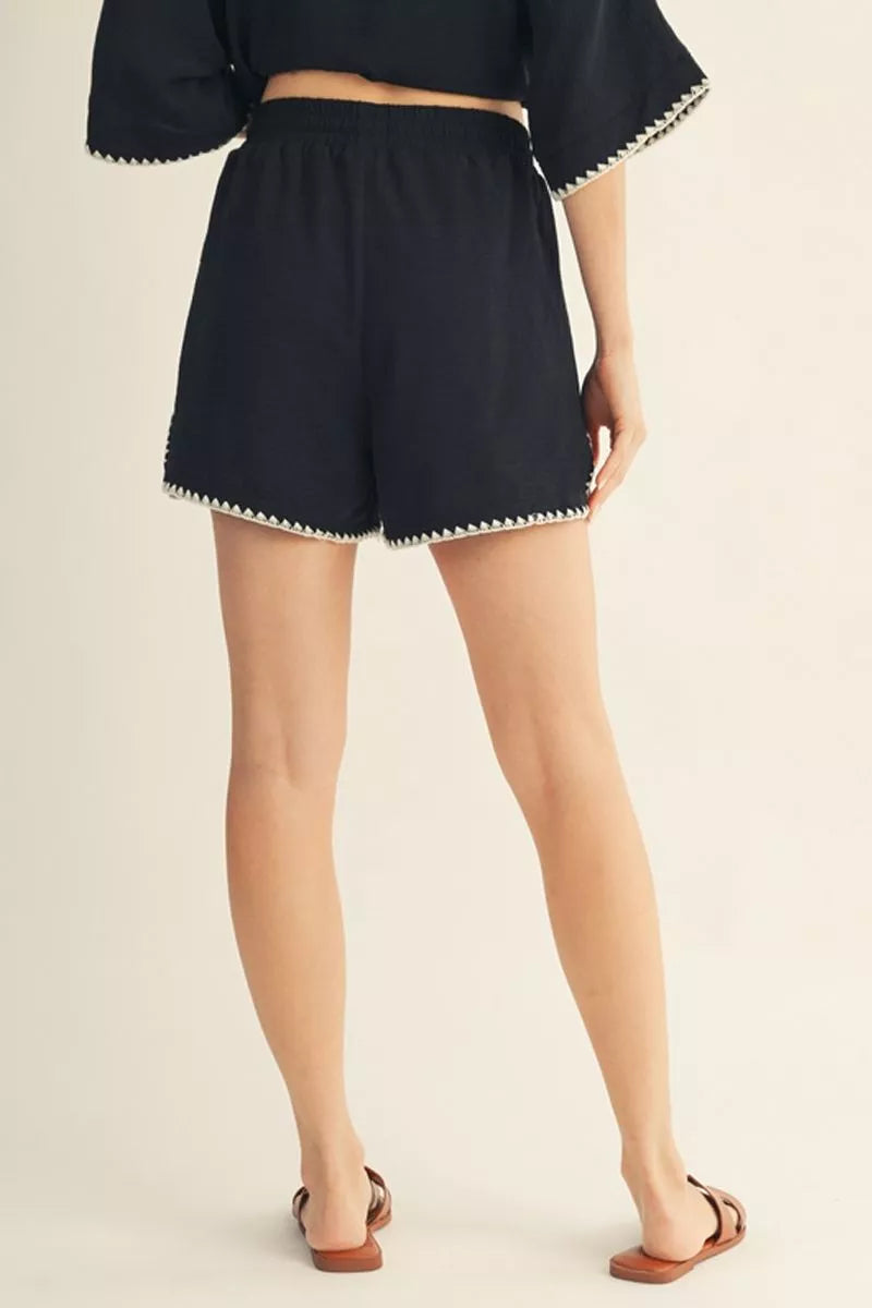 BLACK CRINKLE FABRIC SCALLOP EMBROIDERY ELASTIC WAIST SHORTS