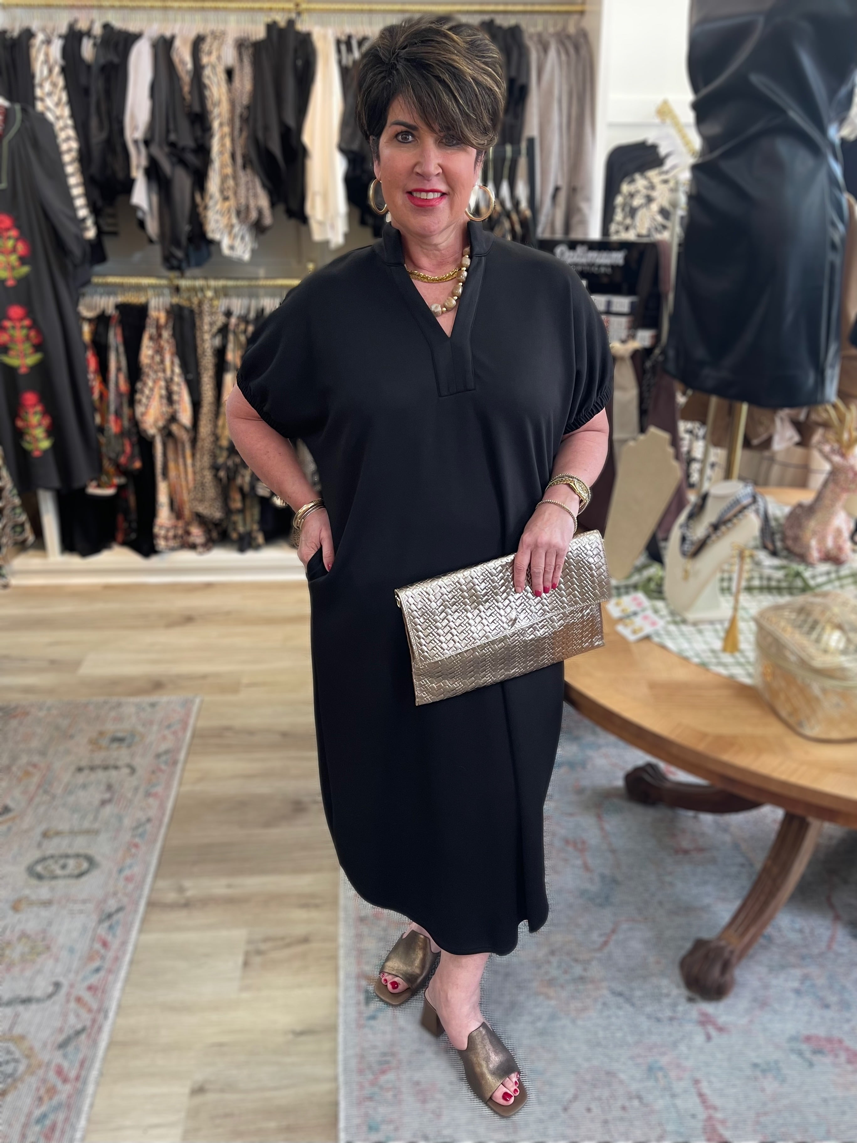 BLACK SOLID SHORT SLEEVE VNECK MIDI DRESS