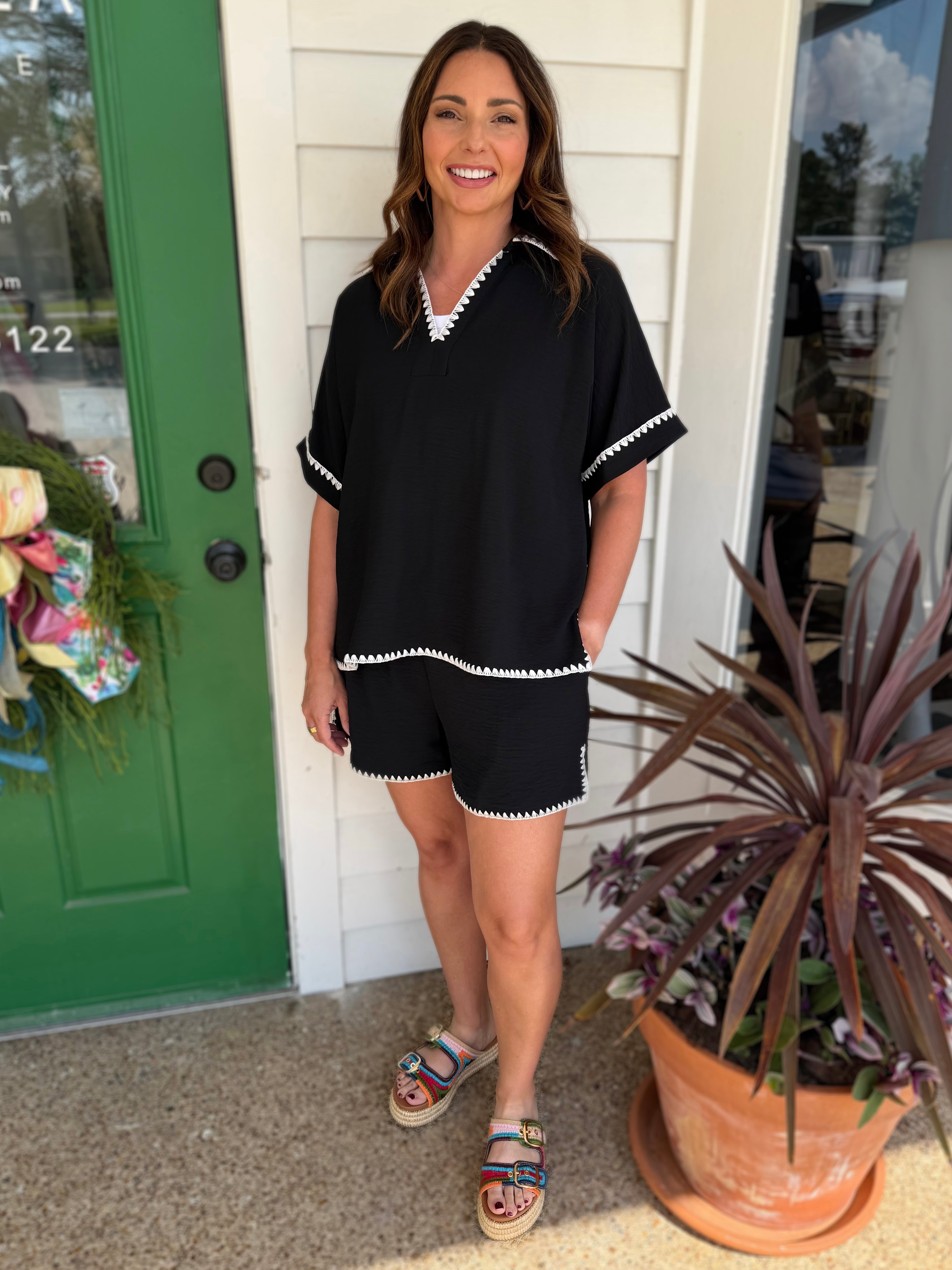 BLACK CRINKLE FABRIC SCALLOP EMBROIDERY DETAIL 3/4 SLEEVE TOP