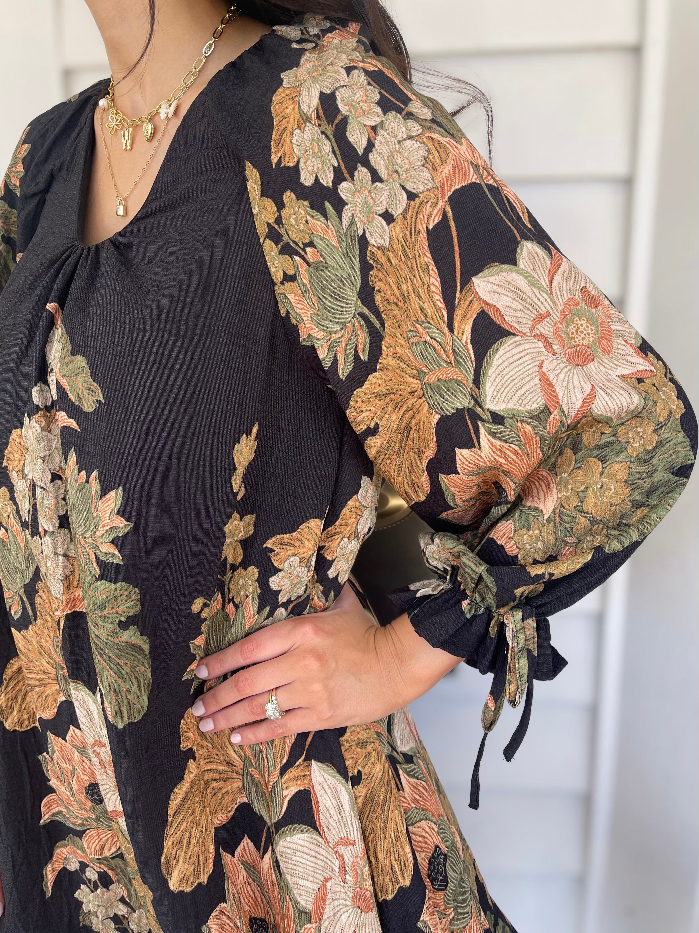 BLACK FLORAL PRINT GATHERED VNECK LONG SLEEVE MINI DRESS
