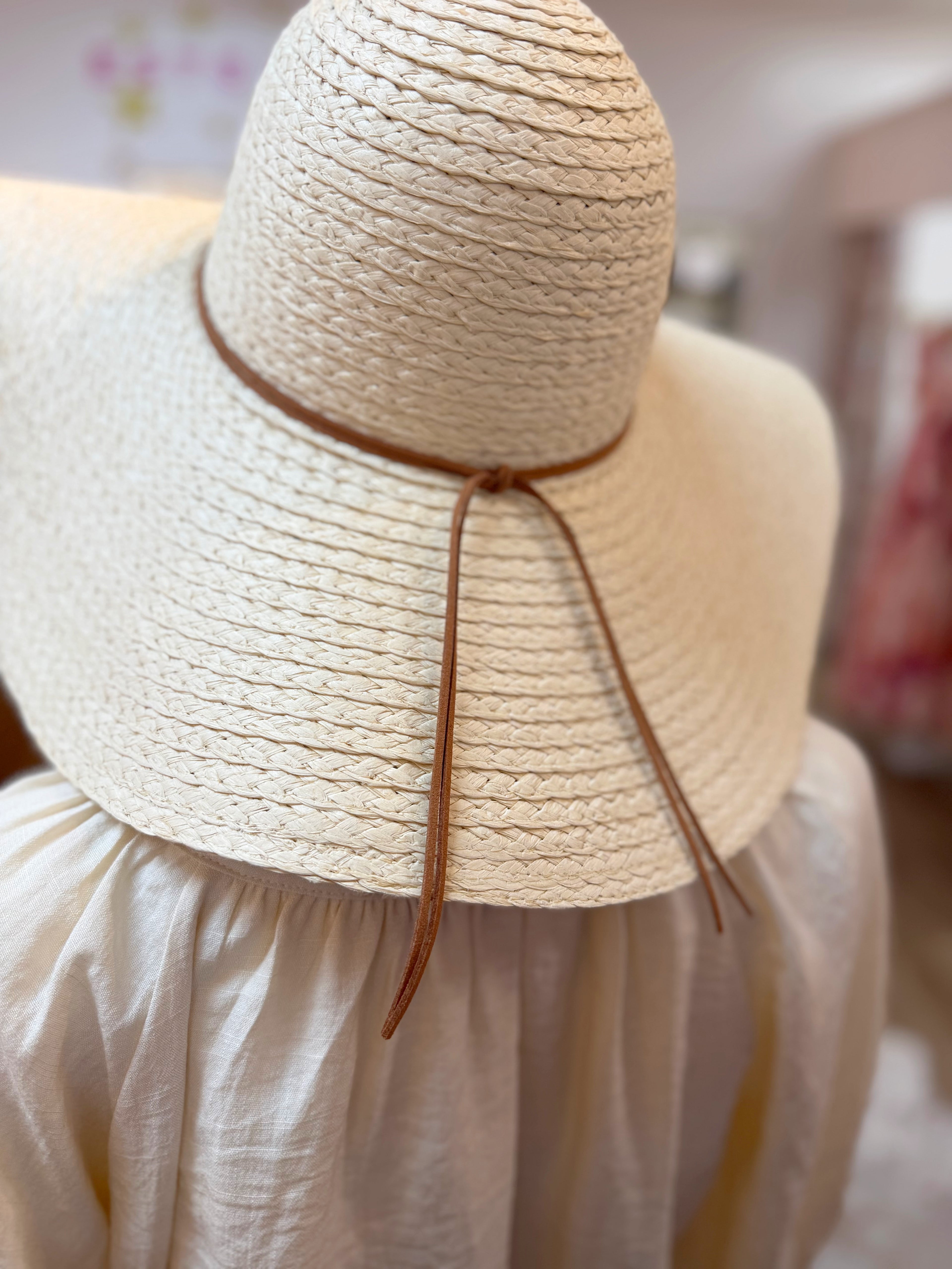 FLOPPY STRAW HAT