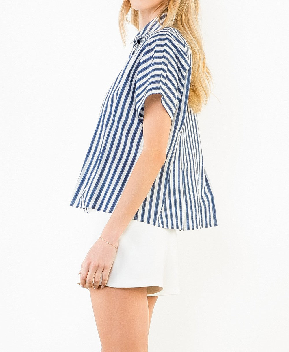 BLUE STRIPE SEERSUCKER PRINT BUTTON UP SHORT SLEEVE TOP