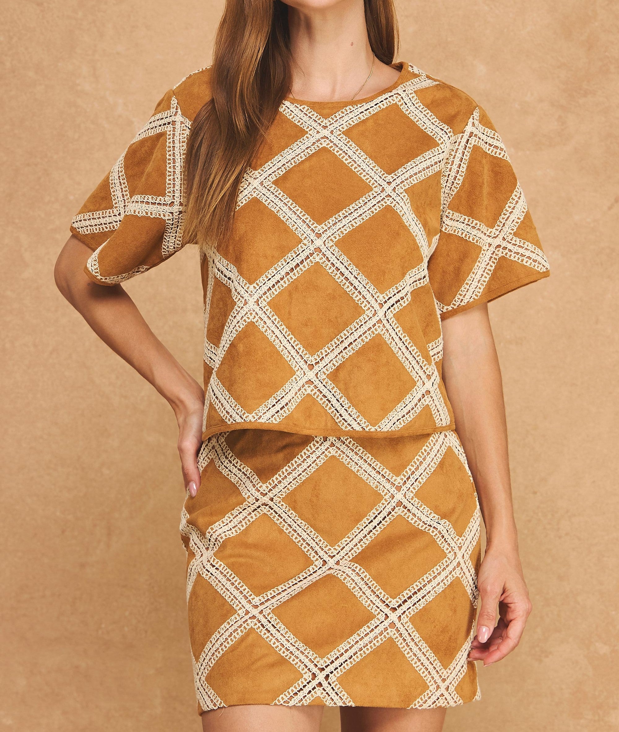 CAMEL/ECRU CROCHET PATCH SUEDE SHORT SLEEVE CROP TOP