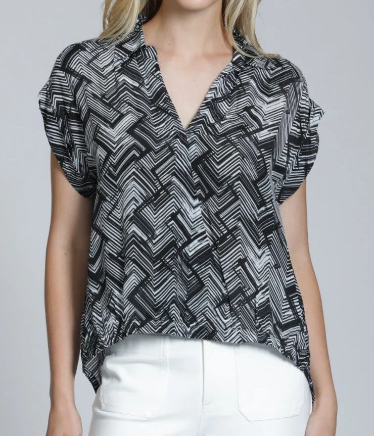 BLACK/WHITE SHATTERED GRID TABBED CUFF WRAP TOP
