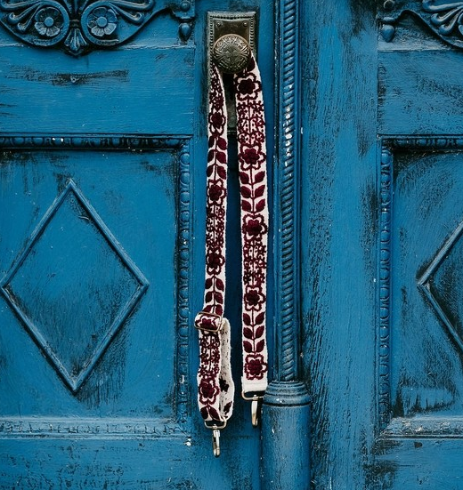 WHITE AND MAROON ADJUSTABLE BAG STRAP