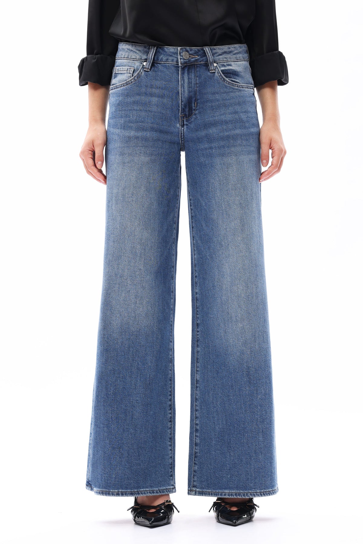 MEDIUM BLUE MID RISE WIDE LEG JEAN