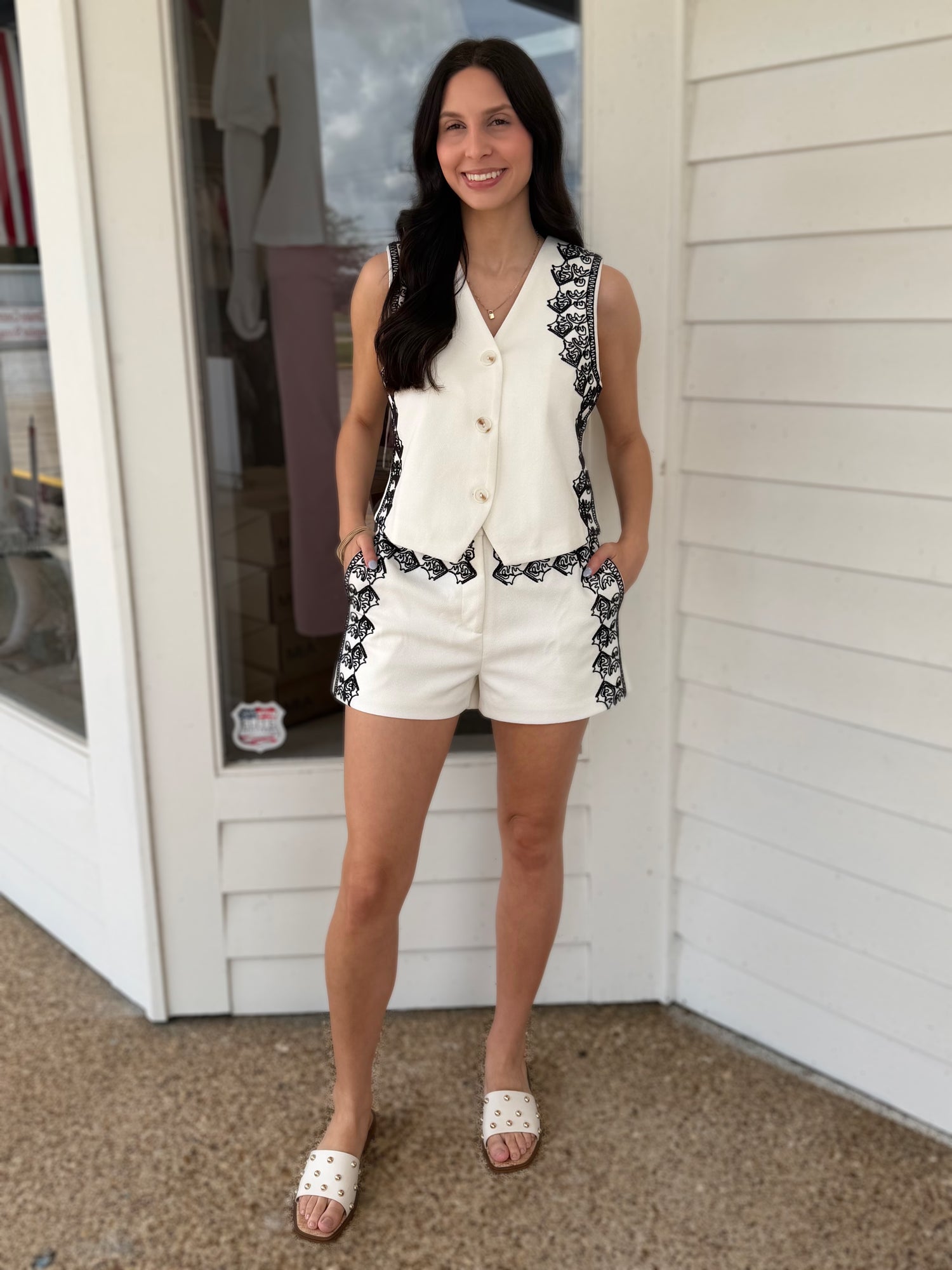 WHITE/BLACK EMBROIDERED TAILORED SHORTS