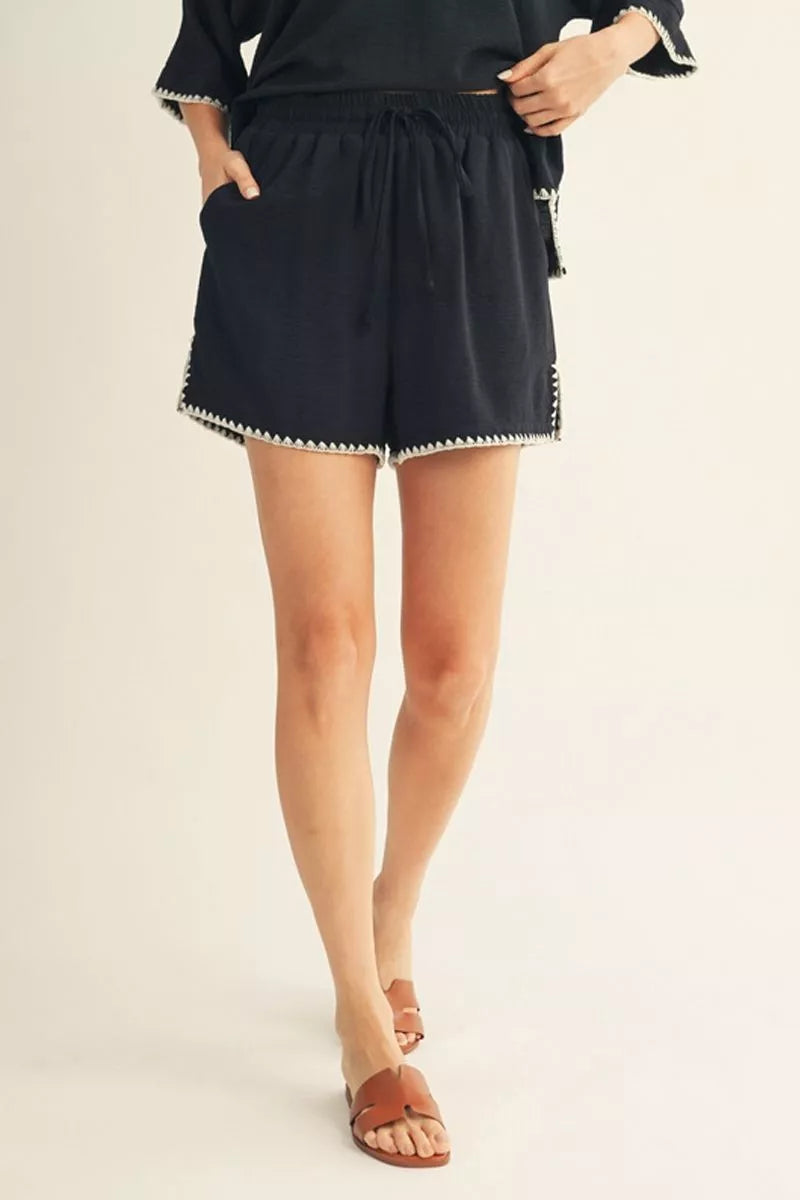 BLACK CRINKLE FABRIC SCALLOP EMBROIDERY ELASTIC WAIST SHORTS