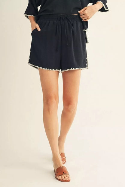 BLACK CRINKLE FABRIC SCALLOP EMBROIDERY ELASTIC WAIST SHORTS