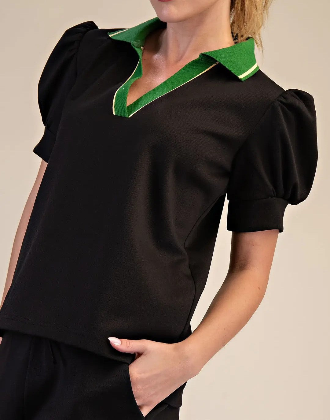 BLACK/GREEN CONTRAST V-NECK COLLARED SHORT PUFF SLEEVE TOP