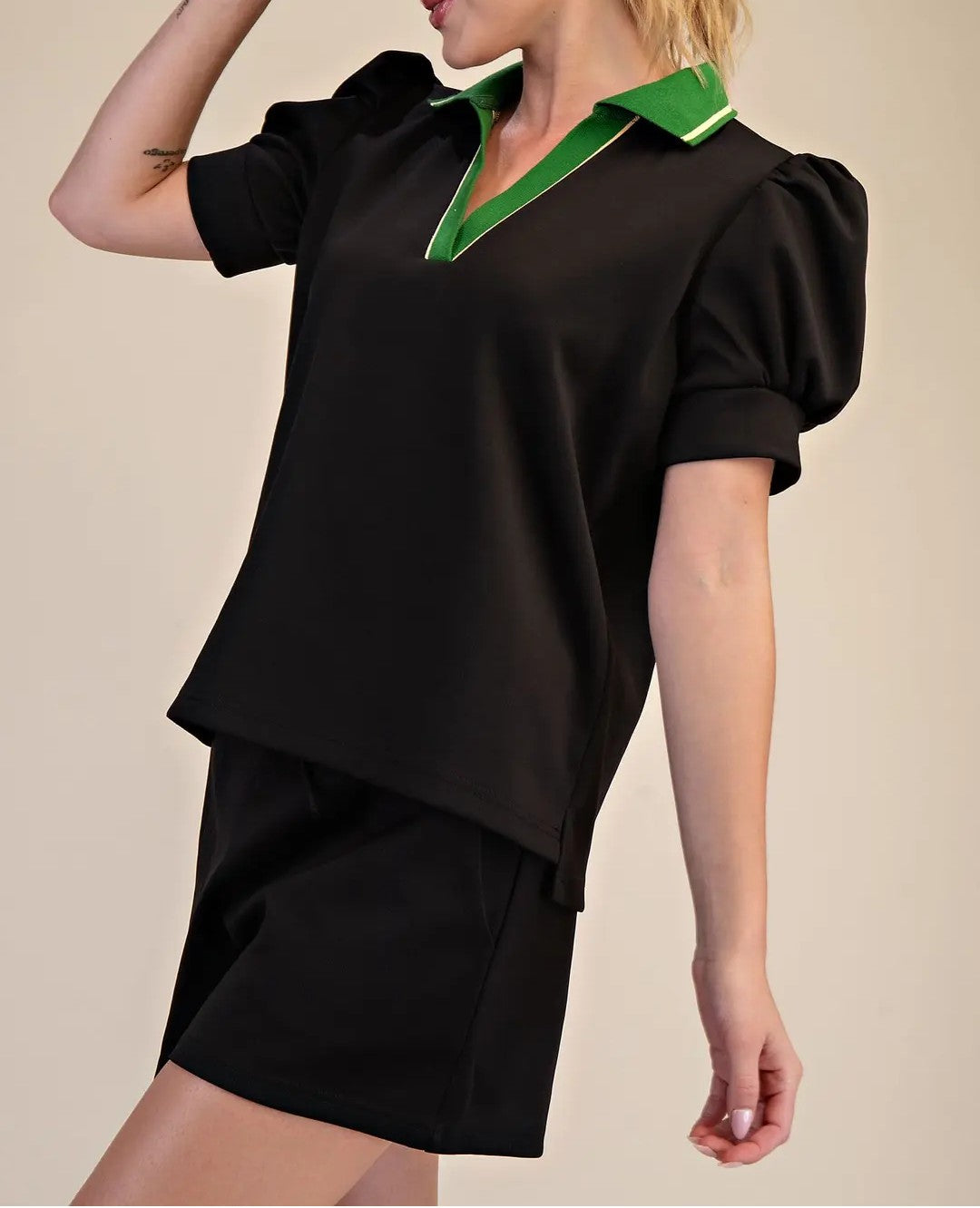 BLACK/GREEN CONTRAST V-NECK COLLARED SHORT PUFF SLEEVE TOP