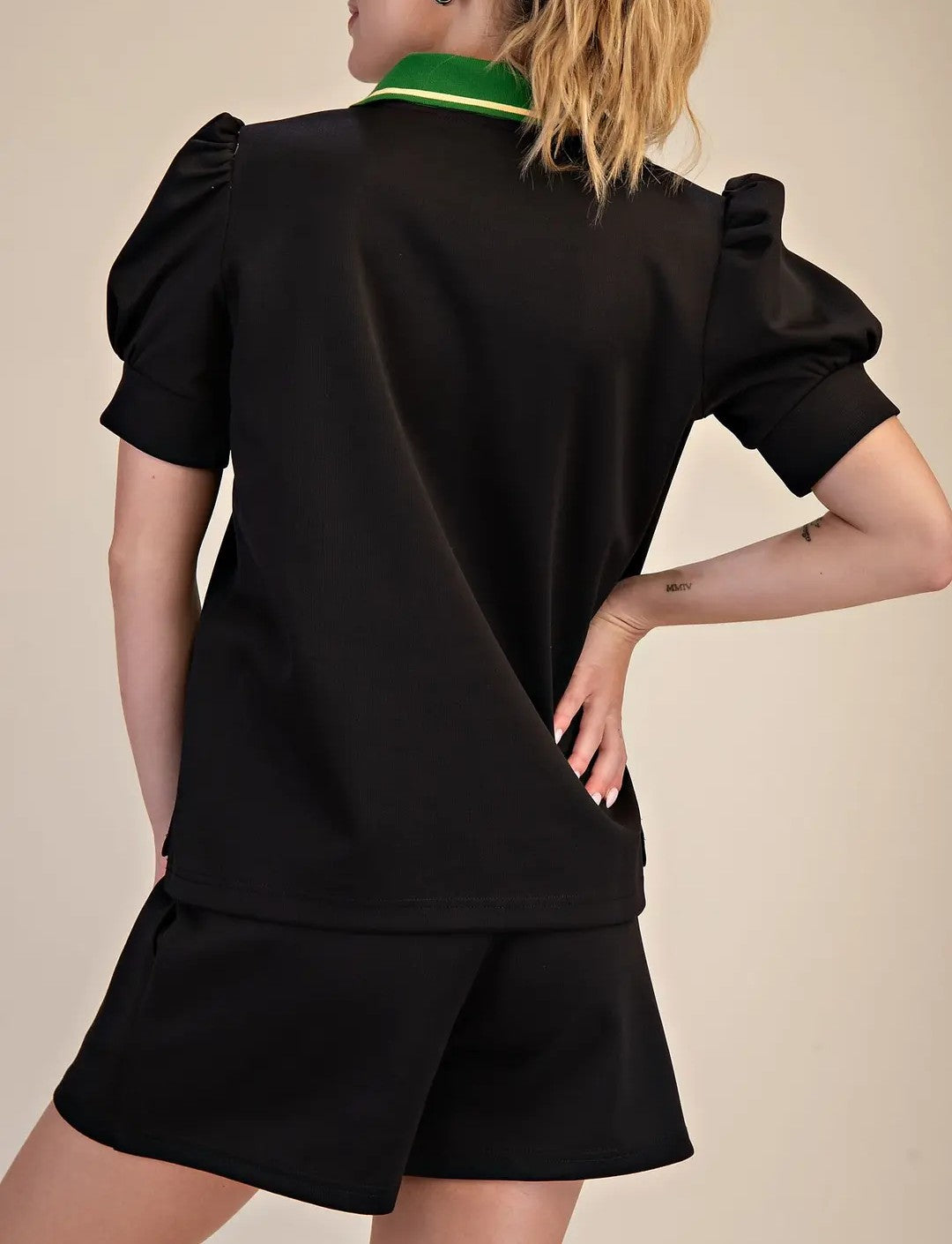 BLACK/GREEN CONTRAST V-NECK COLLARED SHORT PUFF SLEEVE TOP