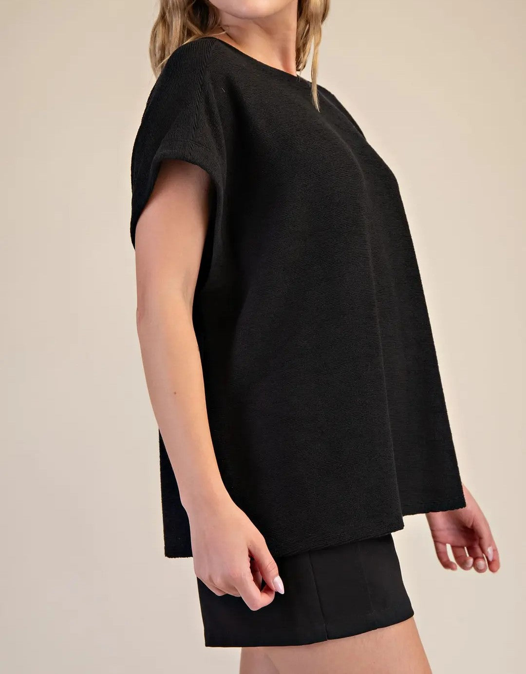 BLACK SOFT BRUSH FABRIC SHORT SLEEVE TOP