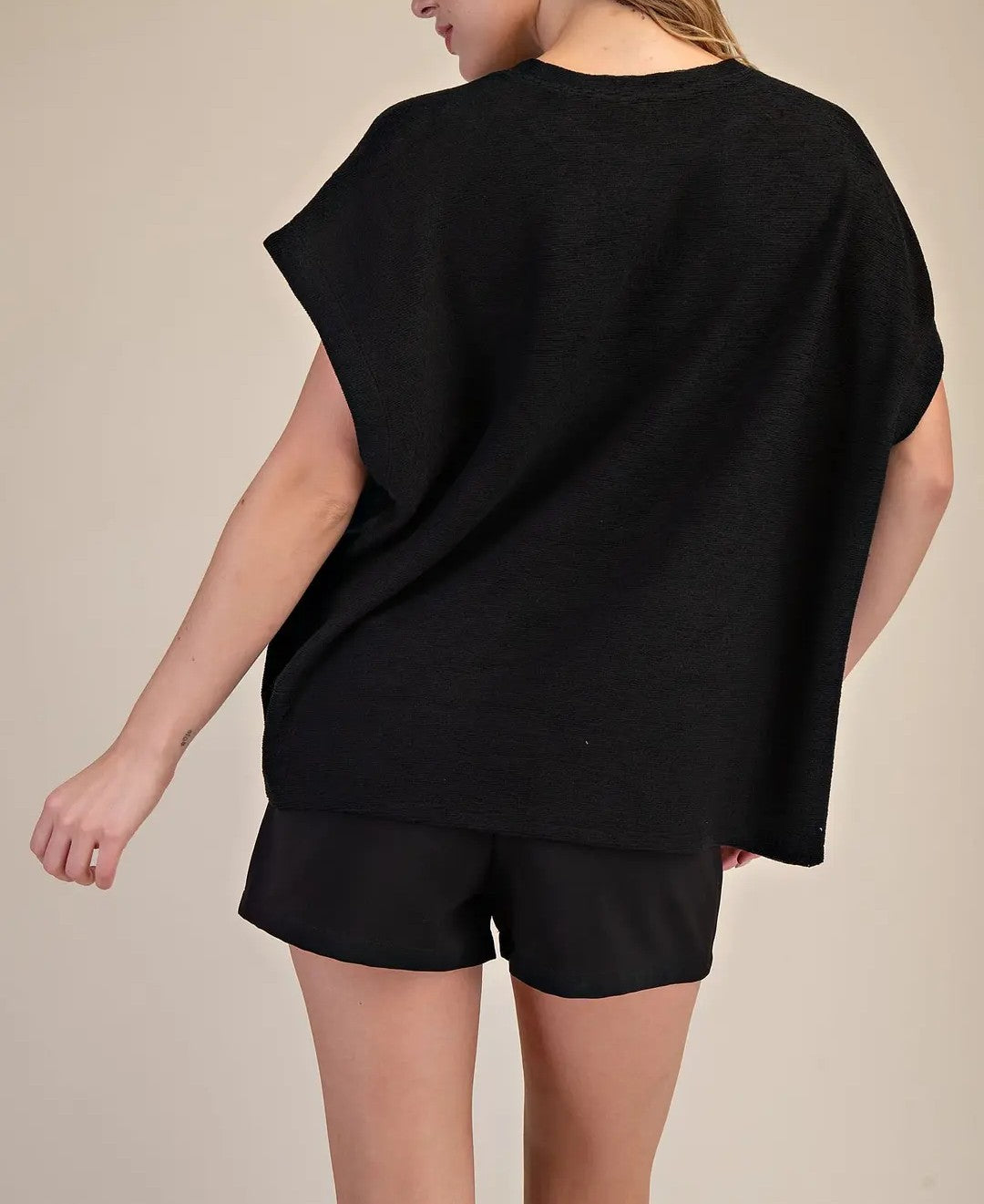 BLACK SOFT BRUSH FABRIC SHORT SLEEVE TOP