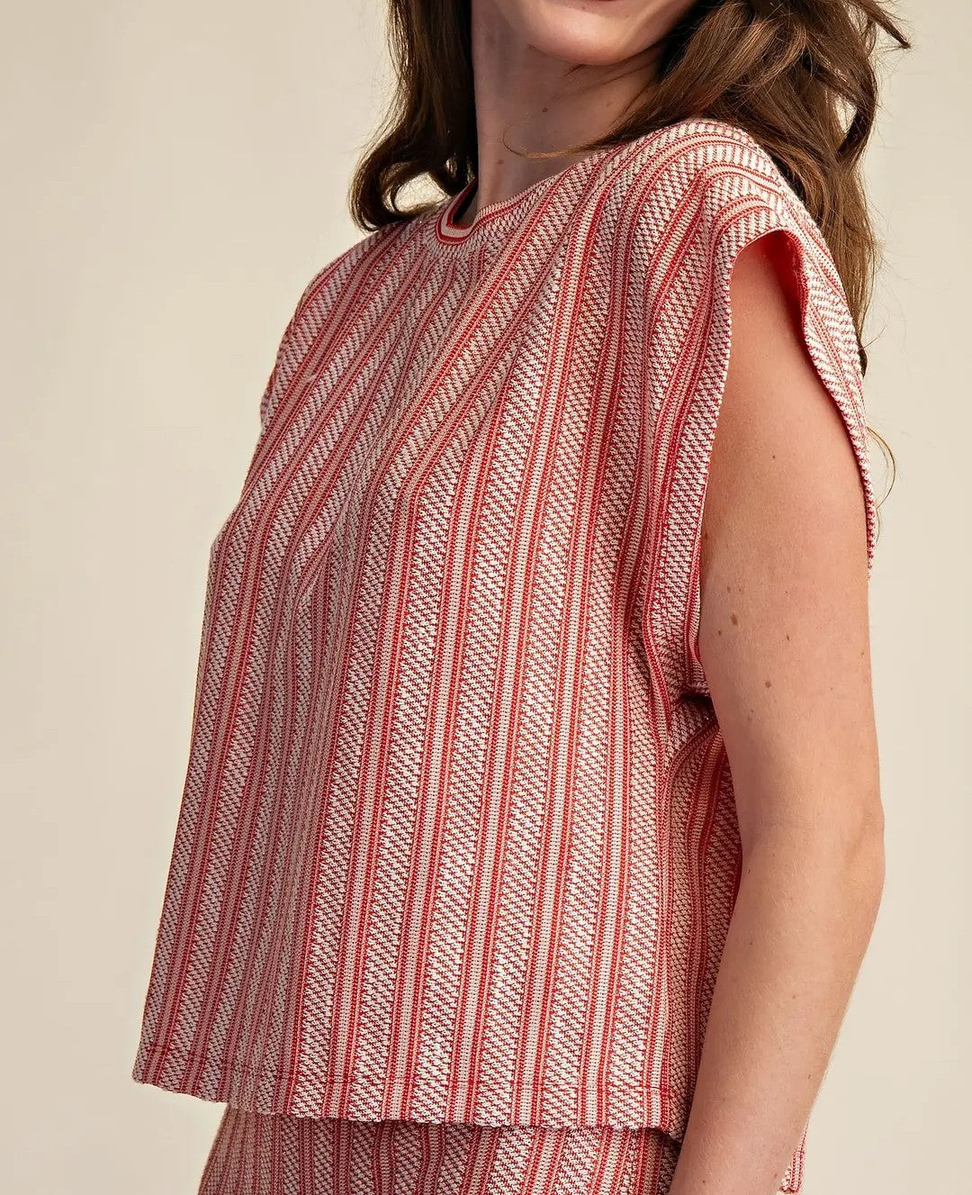 RED VERTICAL RIBBED TEXTURED SHORT SLEEVE KNIT TOP