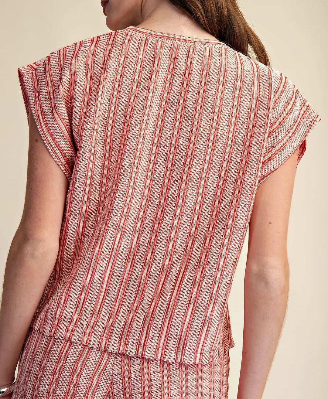 RED VERTICAL RIBBED TEXTURED SHORT SLEEVE KNIT TOP