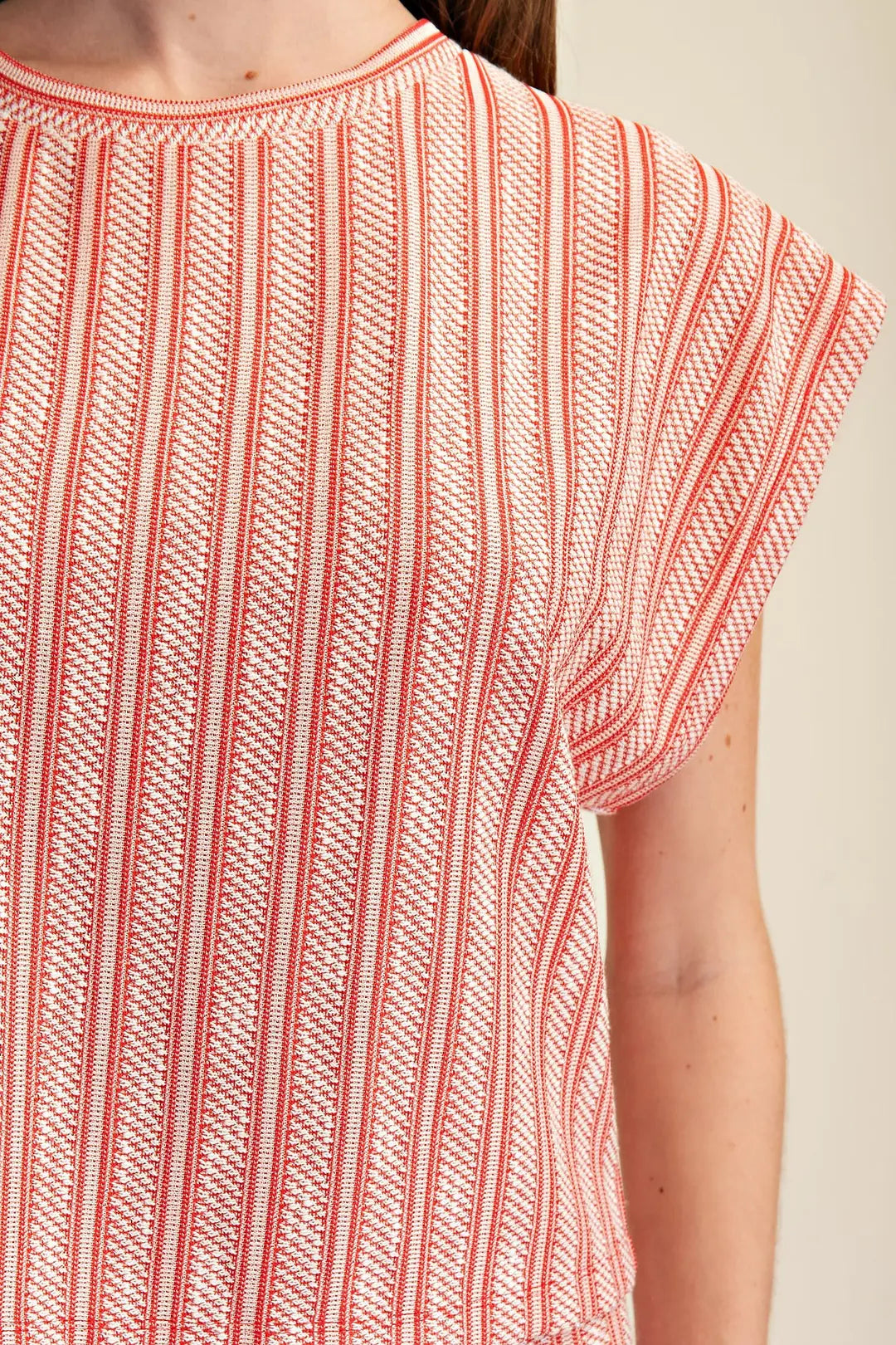 RED VERTICAL RIBBED TEXTURED SHORT SLEEVE KNIT TOP