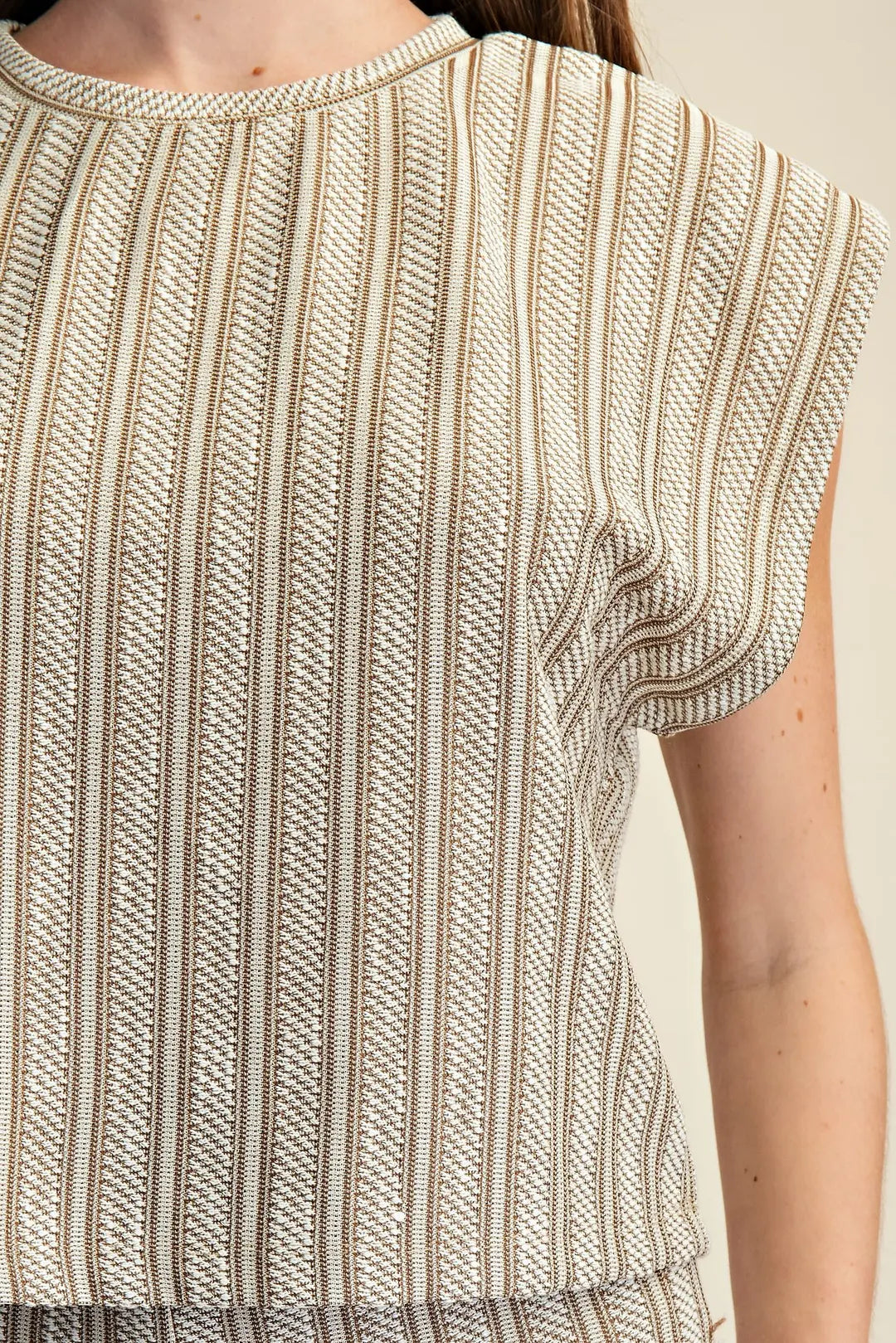 TAUPE VERTICAL RIBBED TEXTURED SHORT SLEEVE KNIT TOP