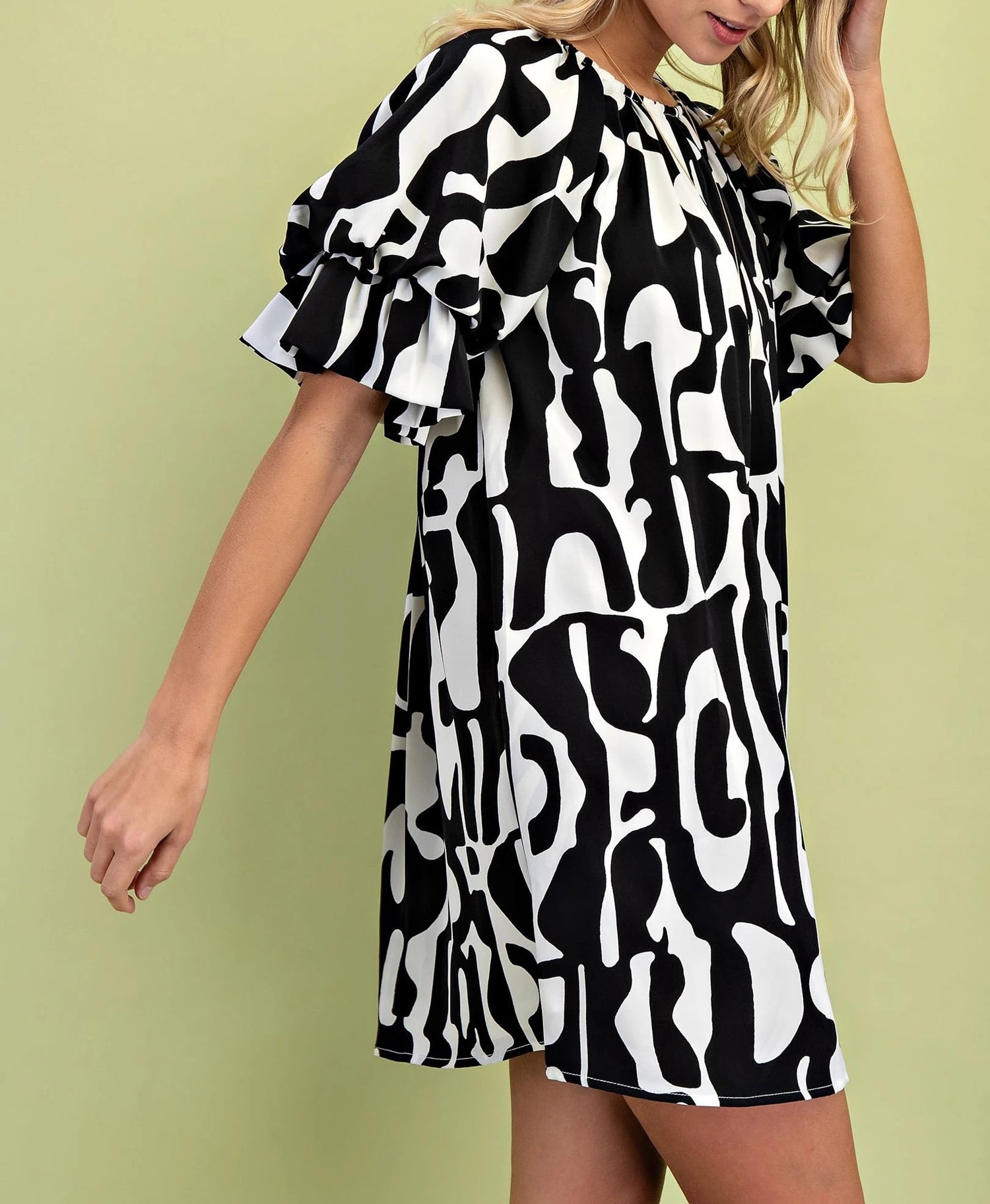 BLACK GEOMETRIC GATHERED SLEEVE LOOSE FIT MINI DRESS