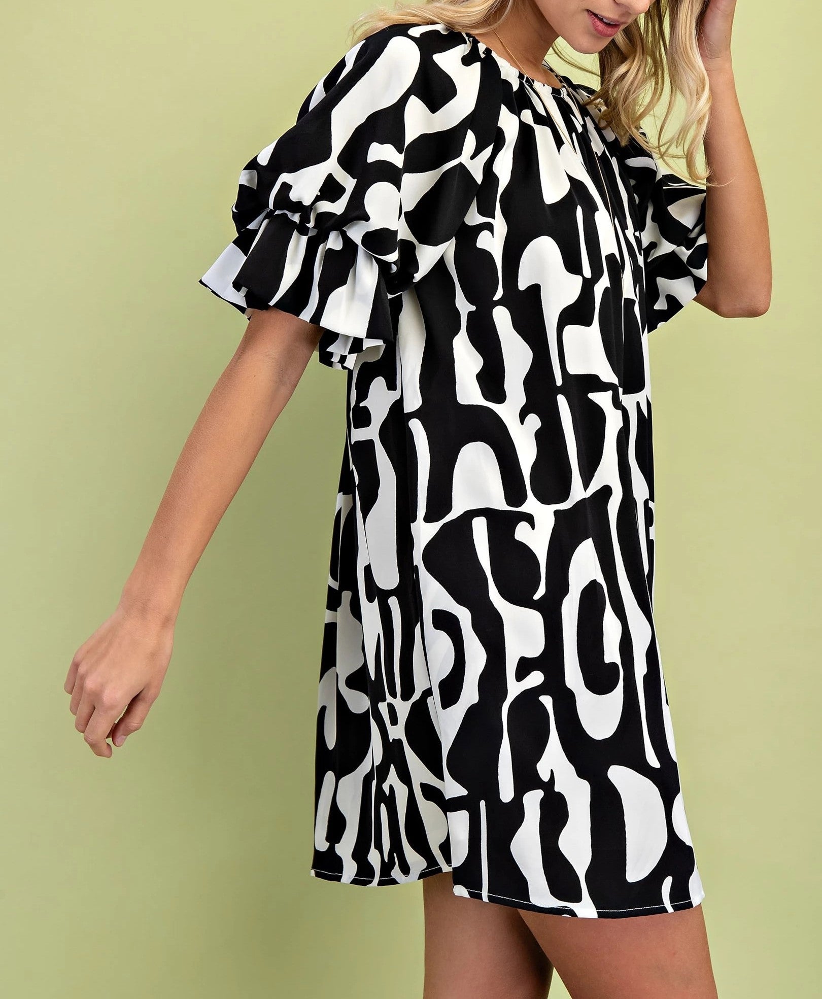BLACK GEOMETRIC GATHERED SLEEVE LOOSE FIT MINI DRESS