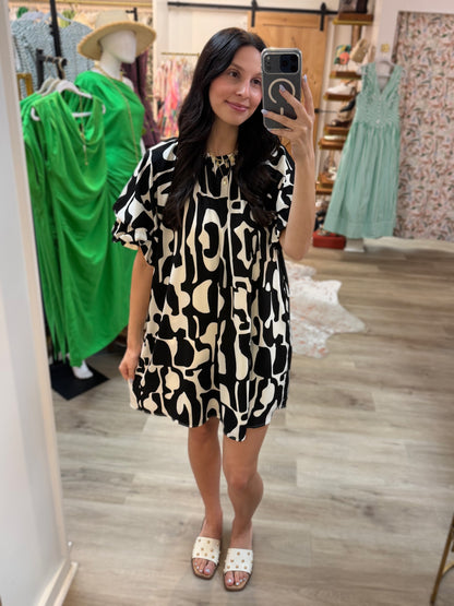 BLACK GEOMETRIC GATHERED SLEEVE LOOSE FIT MINI DRESS