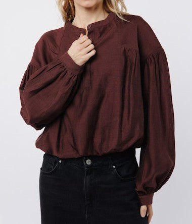 MAROON HENLEY BUBBLE HEM LONG BALLOON SLEEVE DOE TOP