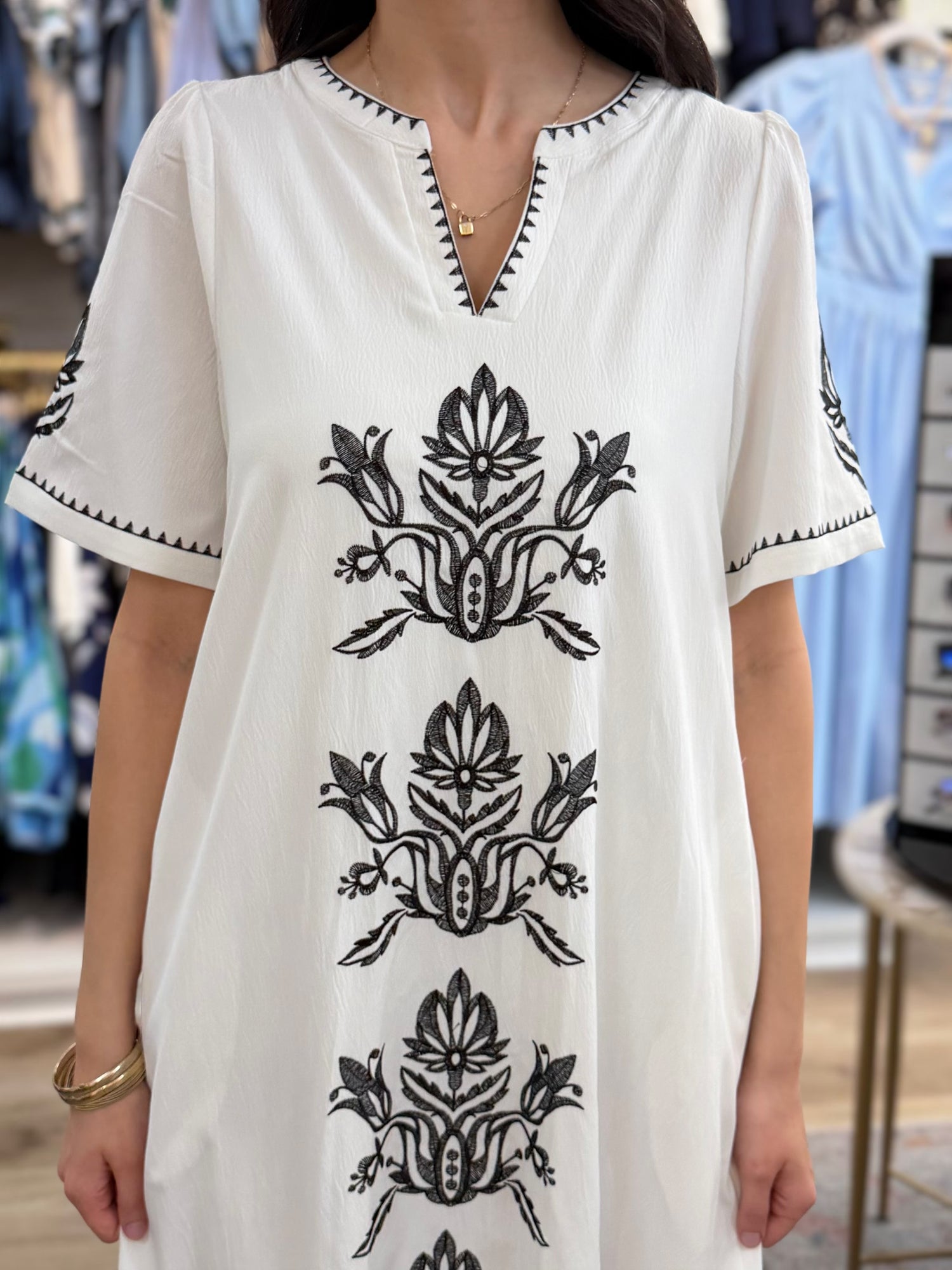 OFF WHITE/BLACK FLORAL EMBROIDERY GATHERED SHOULDER SHORT SLEEVE MIDI DRESS