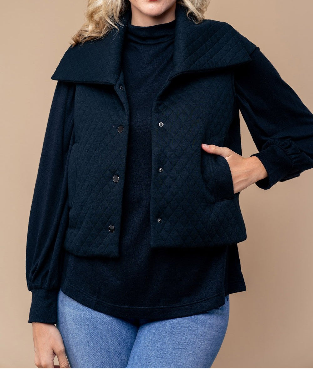 BLACK SLEEVELESS QUILTED SOLID KNIT VEST