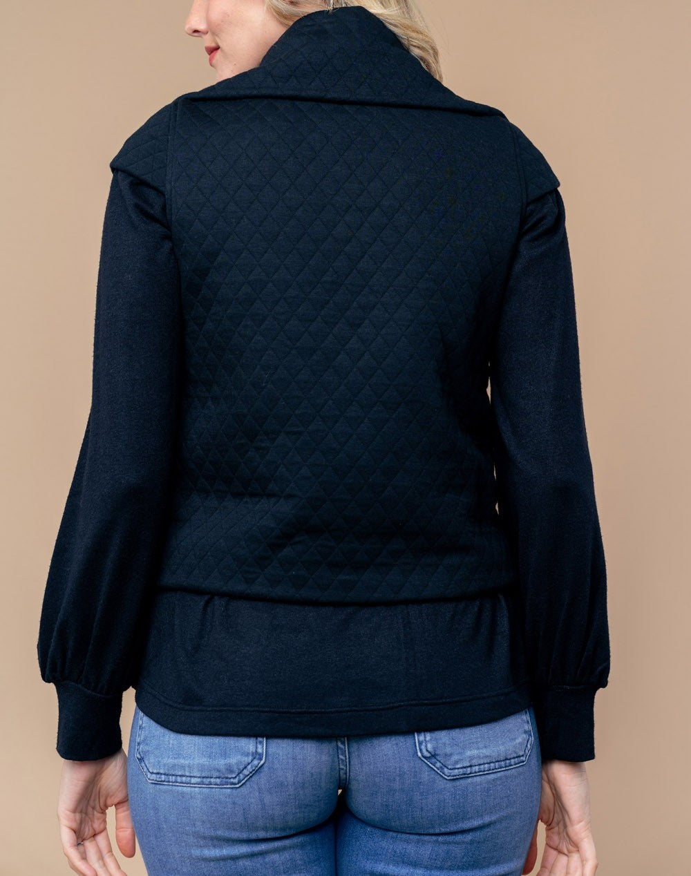 BLACK SLEEVELESS QUILTED SOLID KNIT VEST