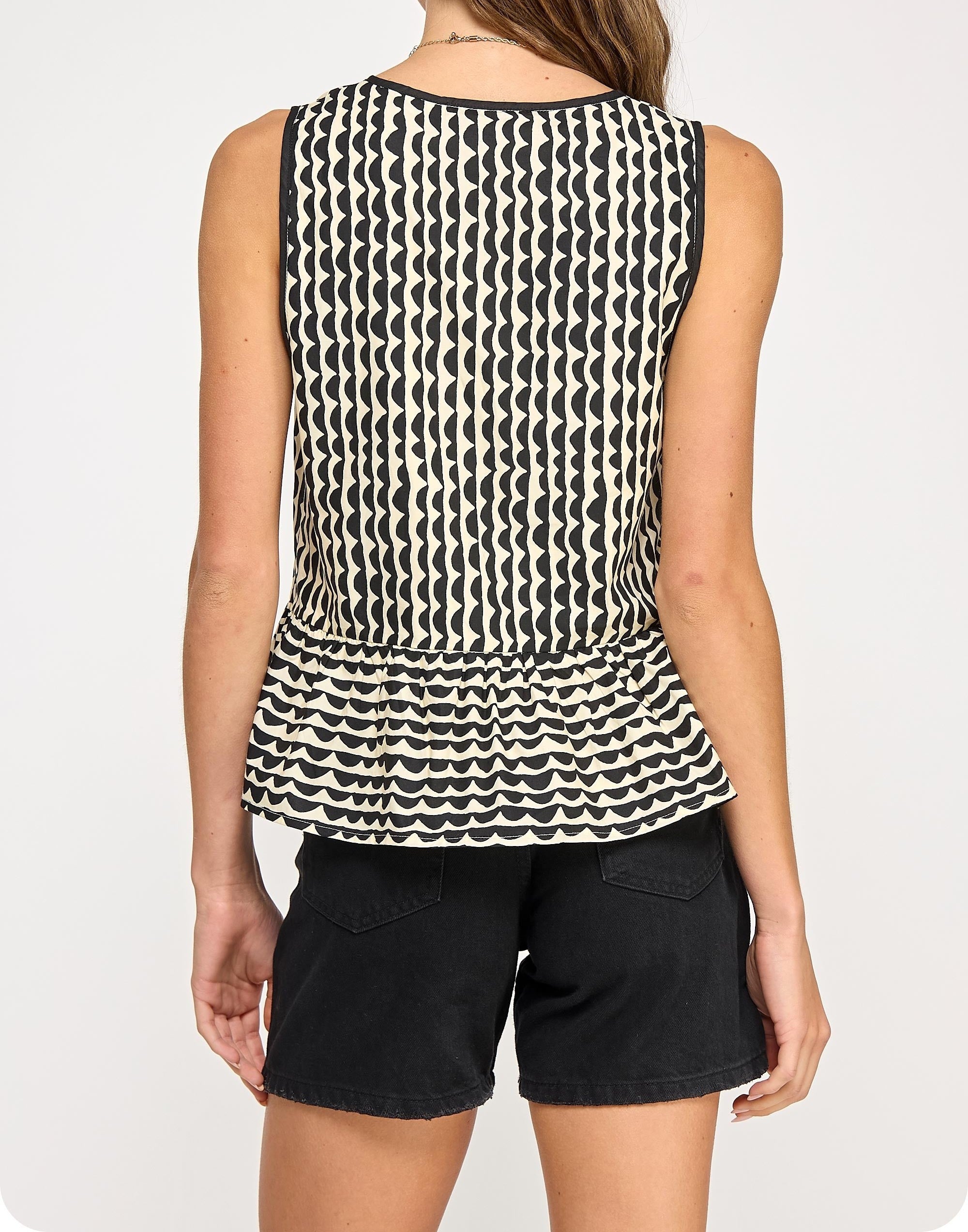 CREAM/BLACK SCALLOP GEOMETRIC PRINT SLEEVELESS PEPLUM TOP