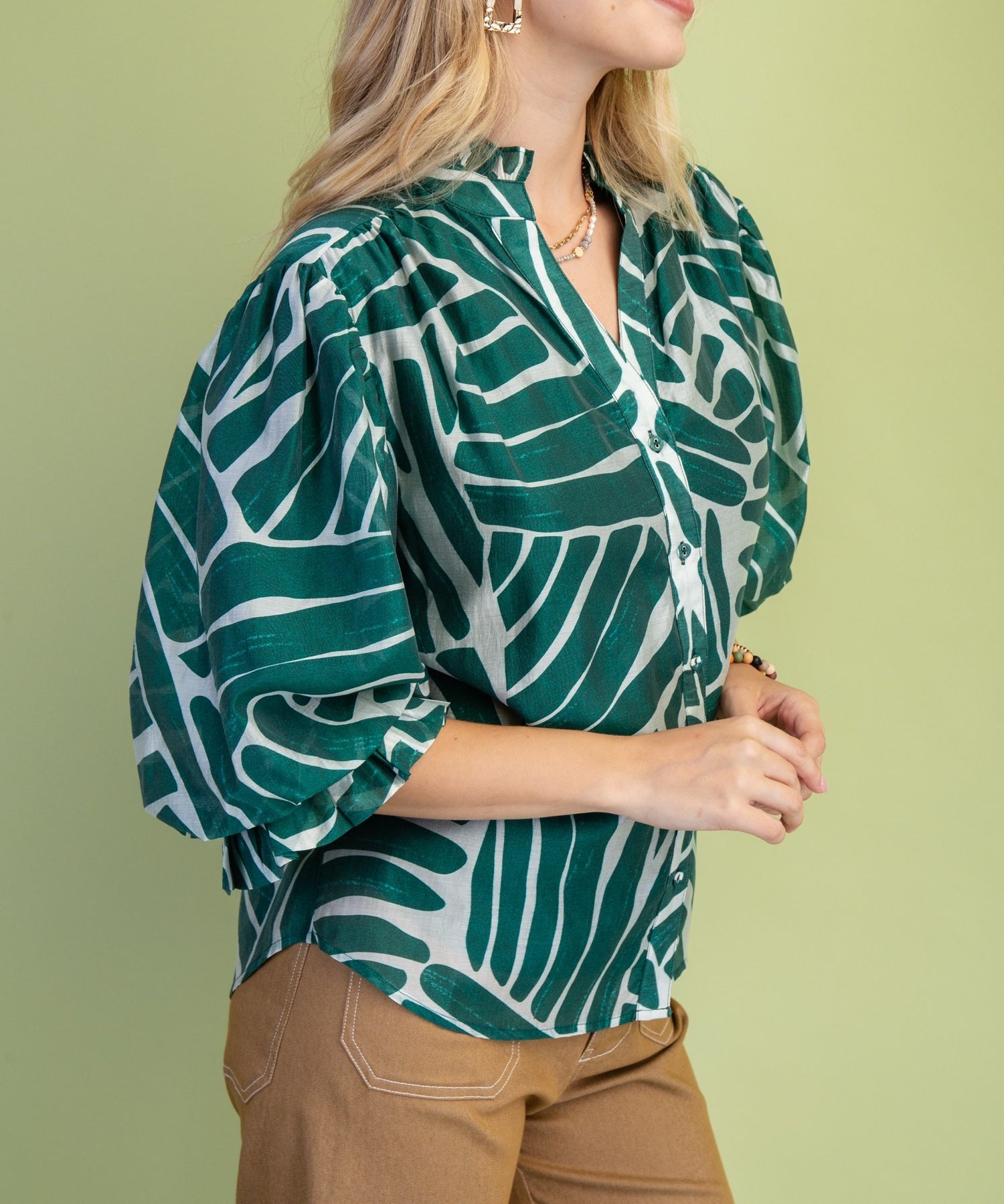 FOREST GREEN ABSTRACT PRINT BUTTON DOWN GATHERED SLEEVE TOP
