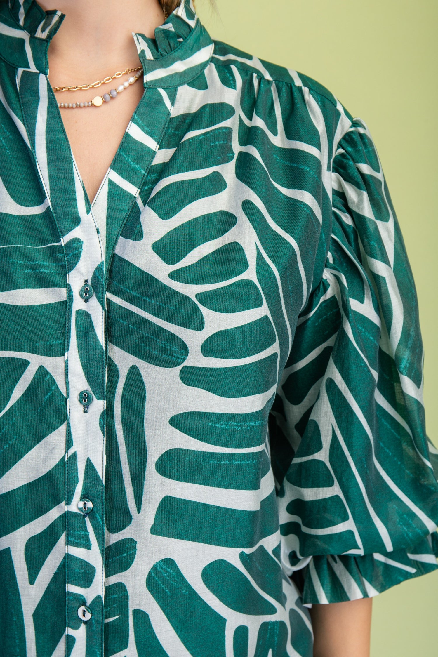 FOREST GREEN ABSTRACT PRINT BUTTON DOWN GATHERED SLEEVE TOP
