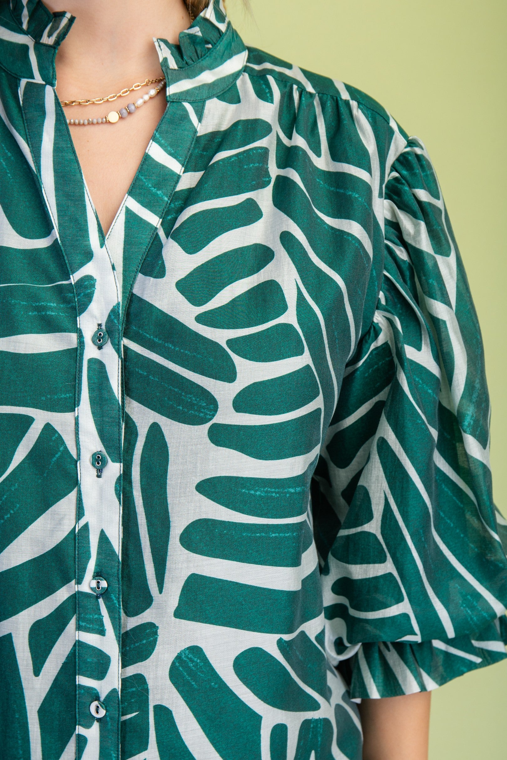 FOREST GREEN ABSTRACT PRINT BUTTON DOWN GATHERED SLEEVE TOP