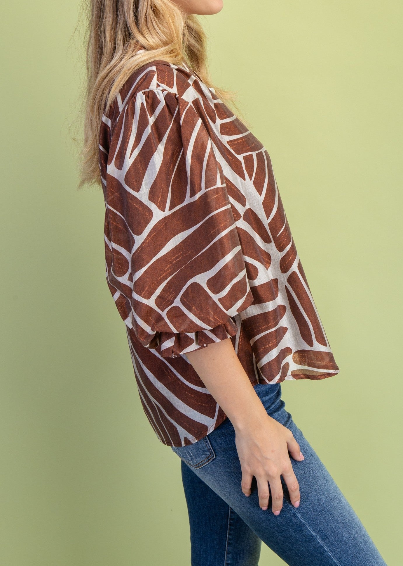BURNT UMBER ABSTRACT PRINT BUTTON DOWN GATHERED SLEEVE TOP