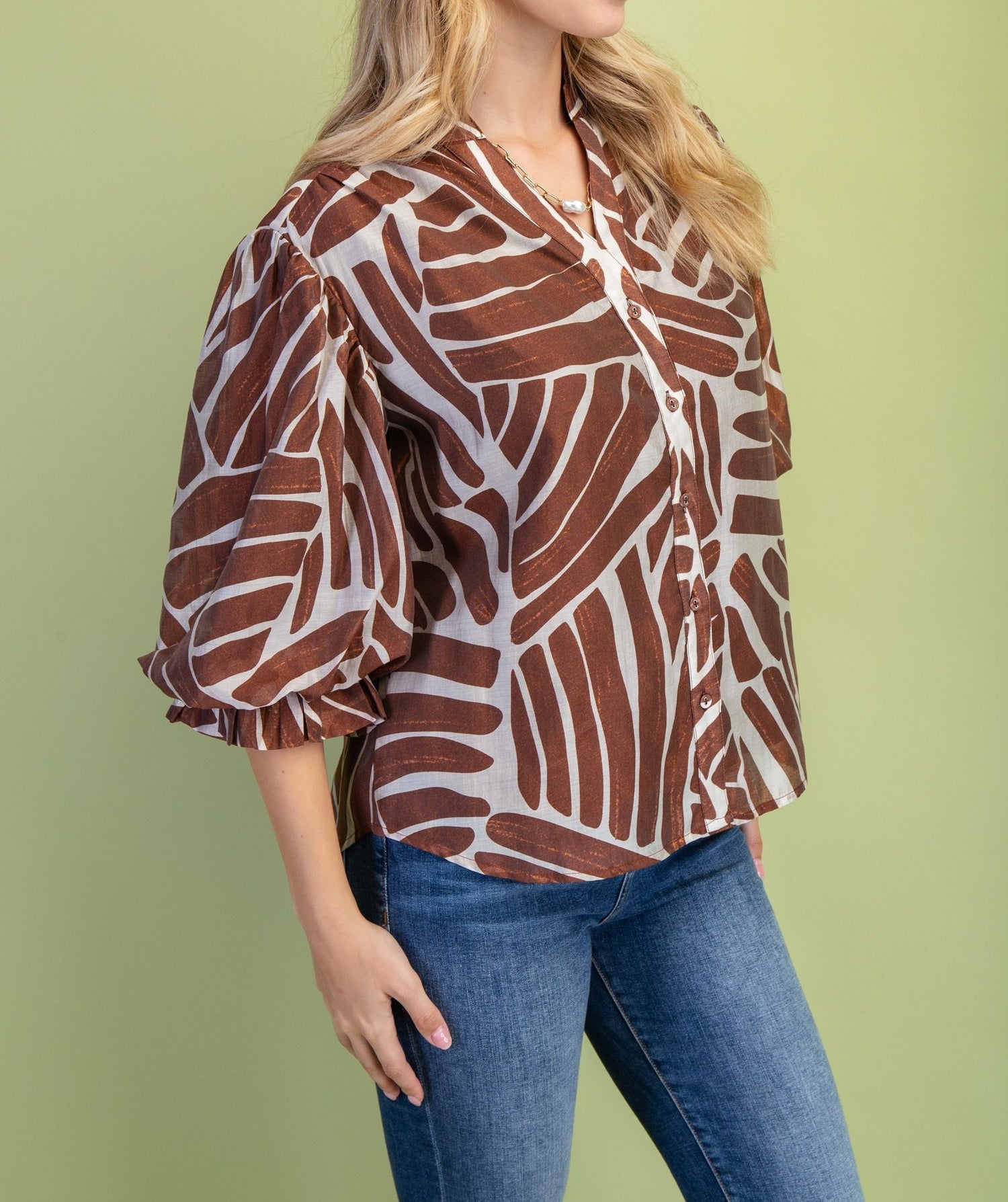 BURNT UMBER ABSTRACT PRINT BUTTON DOWN GATHERED SLEEVE TOP