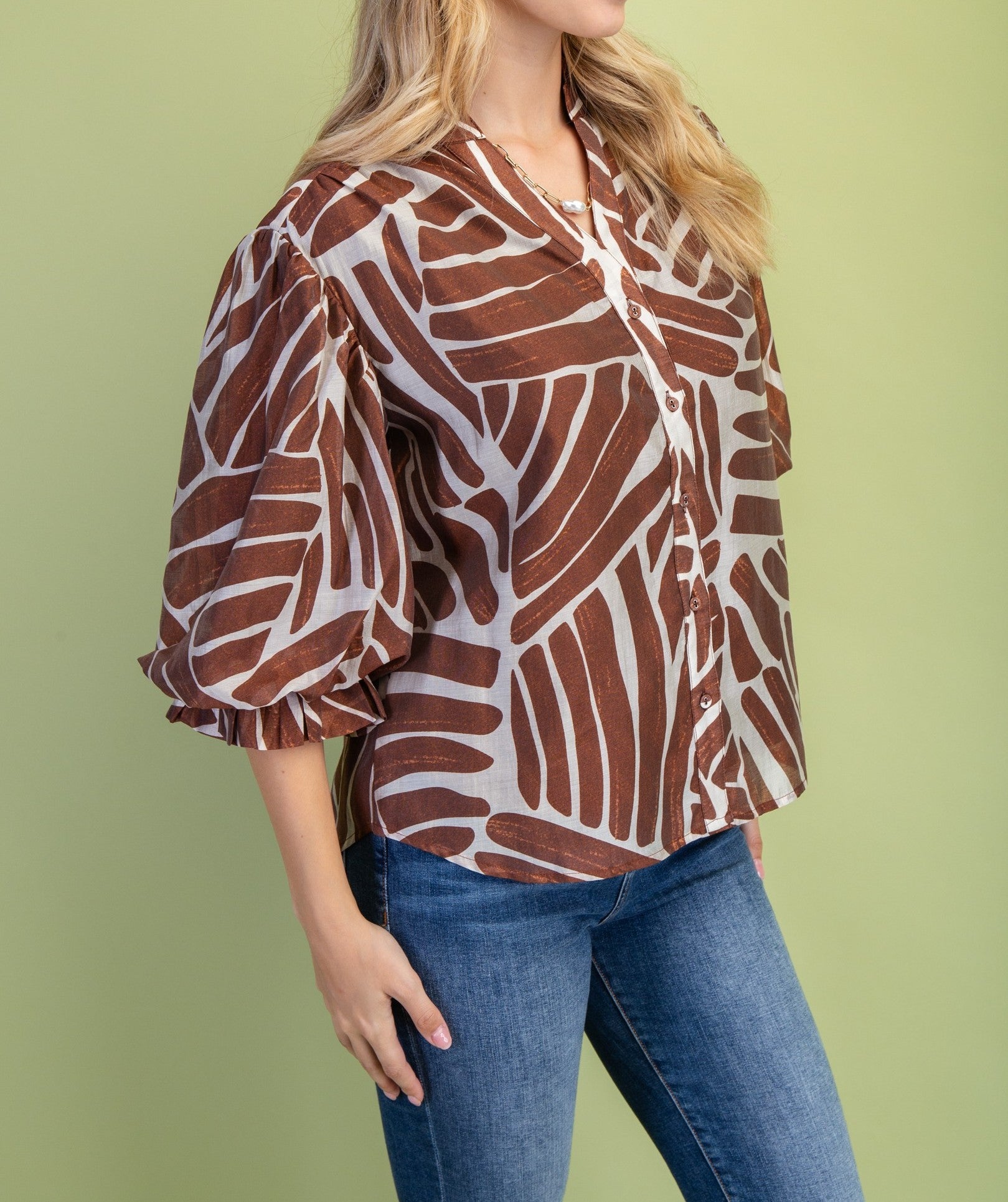 BURNT UMBER ABSTRACT PRINT BUTTON DOWN GATHERED SLEEVE TOP