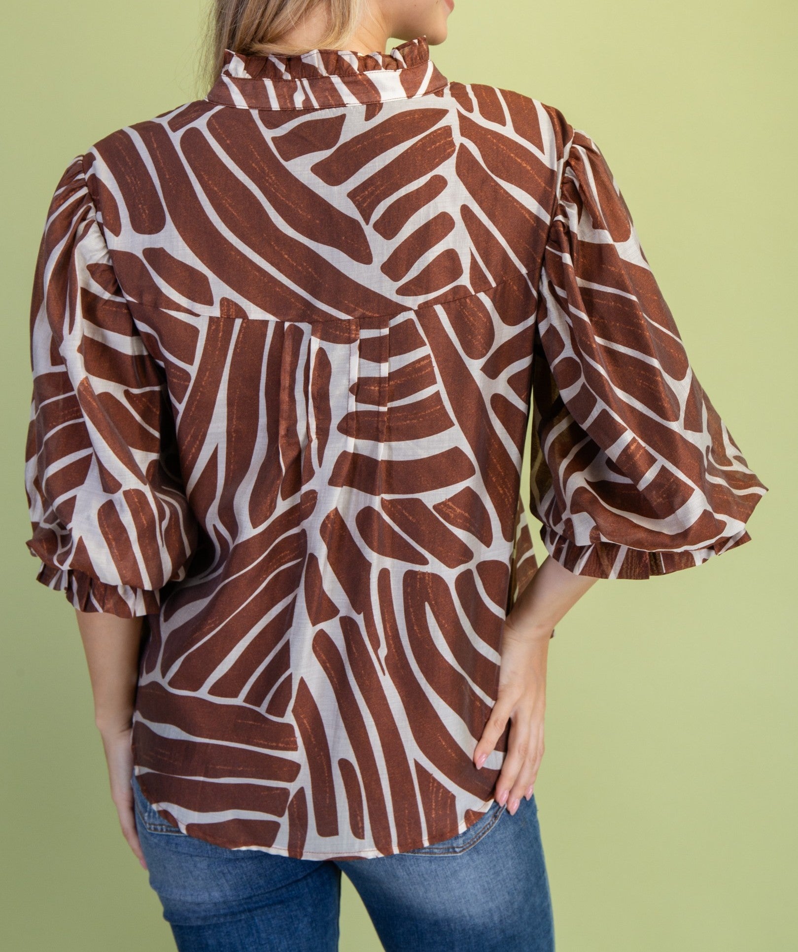 BURNT UMBER ABSTRACT PRINT BUTTON DOWN GATHERED SLEEVE TOP