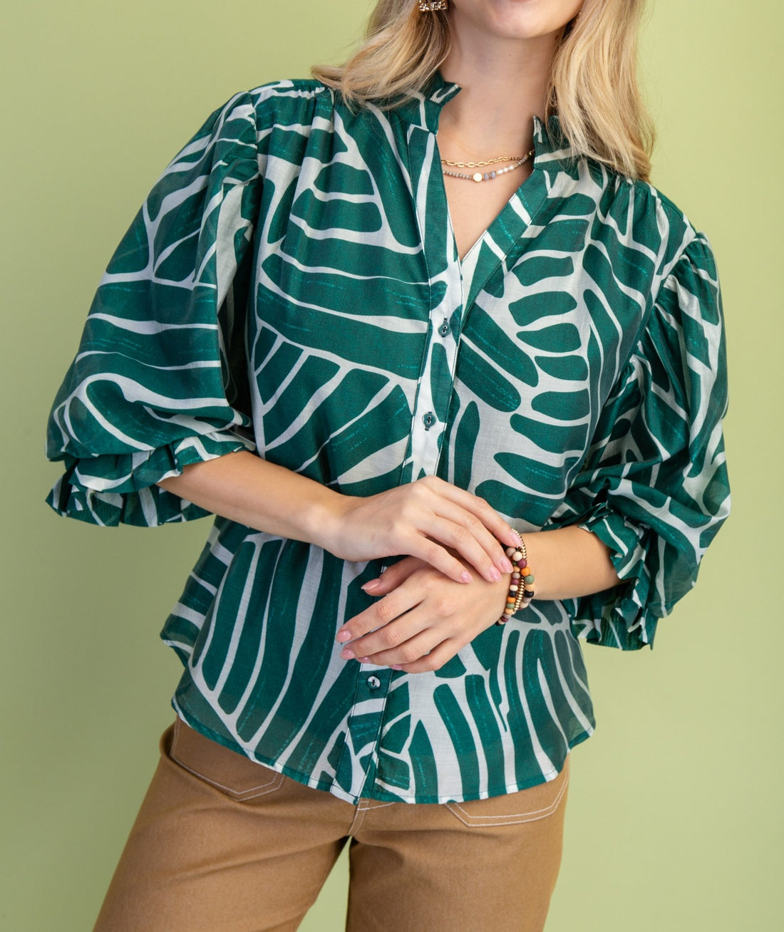 FOREST GREEN ABSTRACT PRINT BUTTON DOWN GATHERED SLEEVE TOP