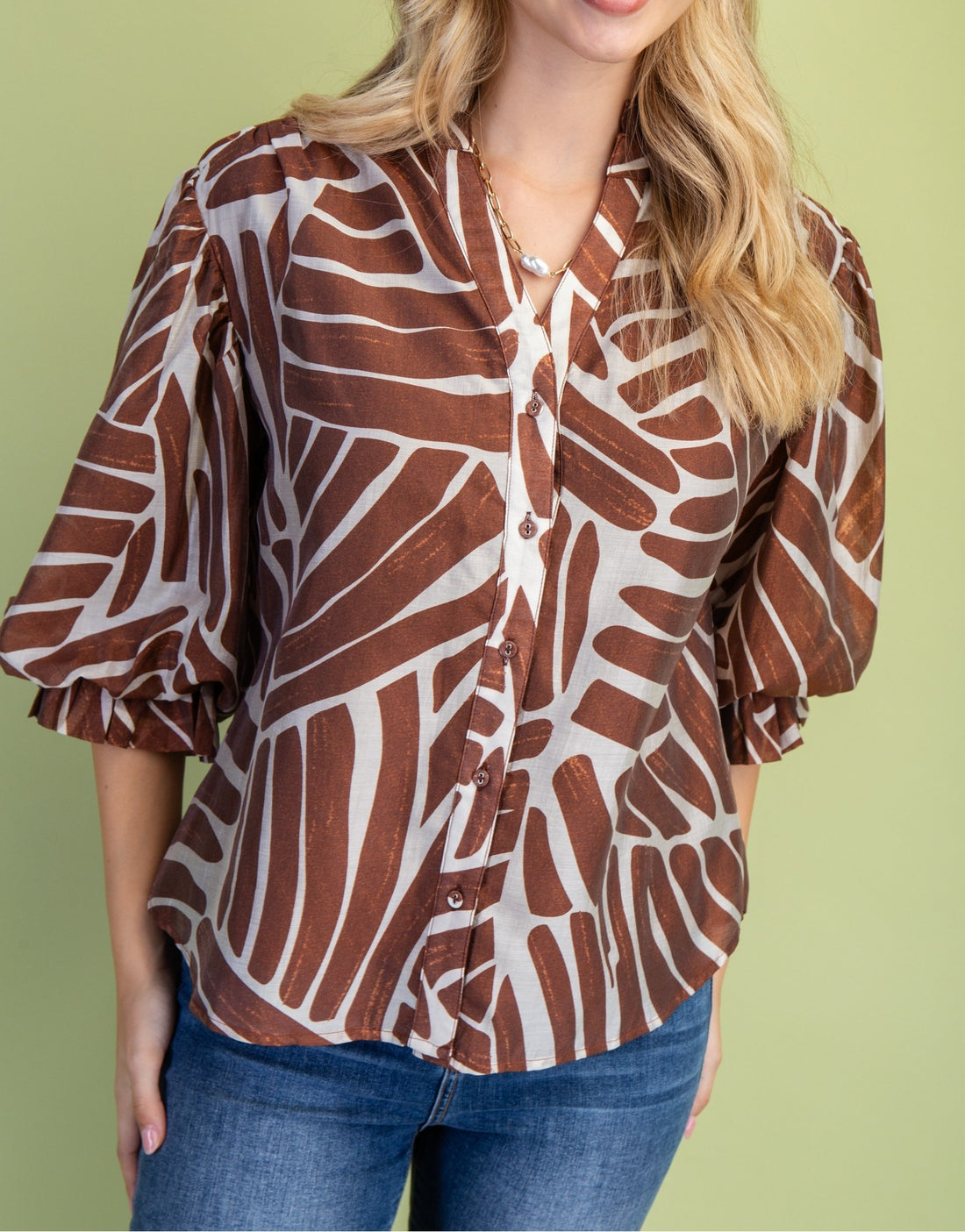 BURNT UMBER ABSTRACT PRINT BUTTON DOWN GATHERED SLEEVE TOP