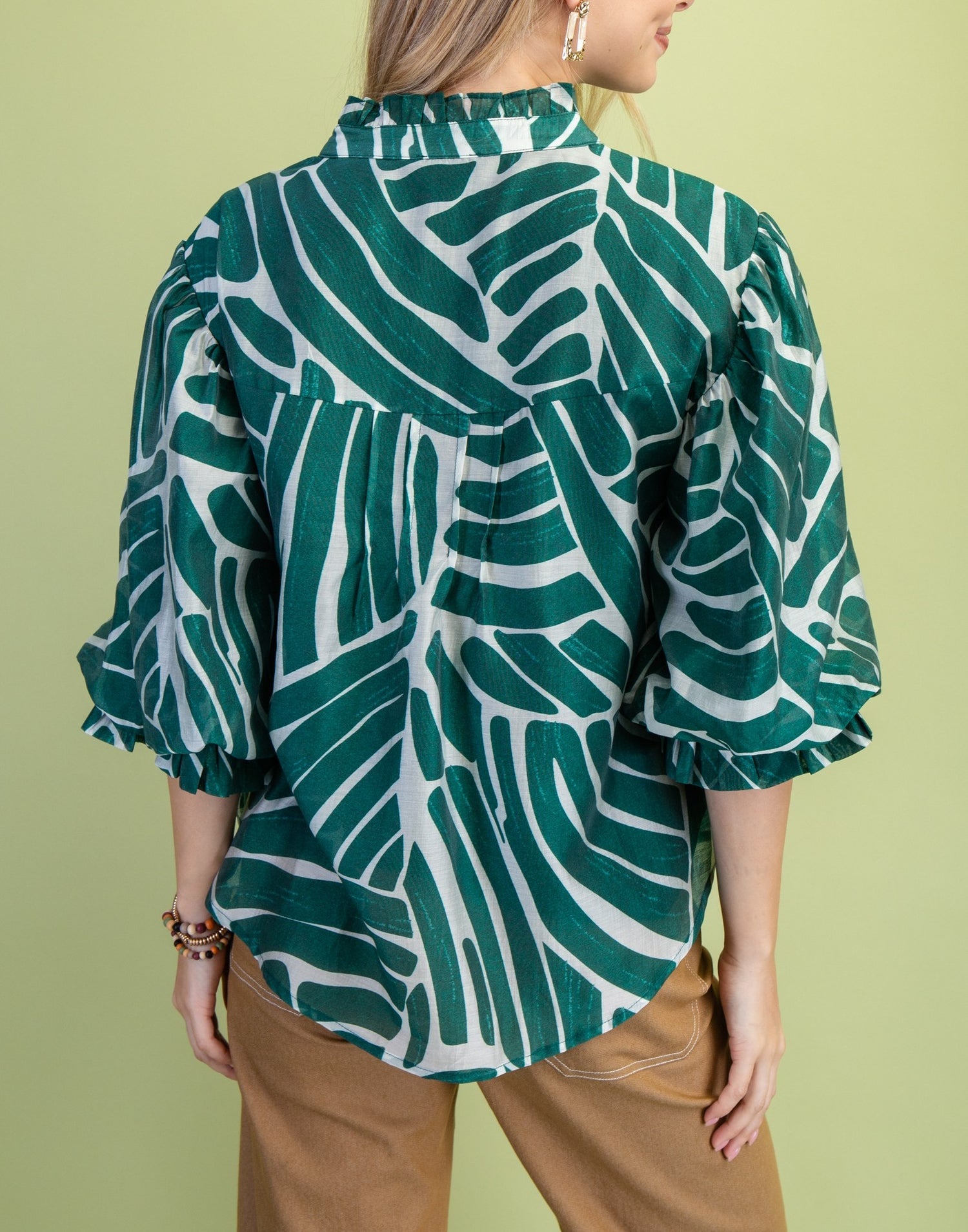 FOREST GREEN ABSTRACT PRINT BUTTON DOWN GATHERED SLEEVE TOP
