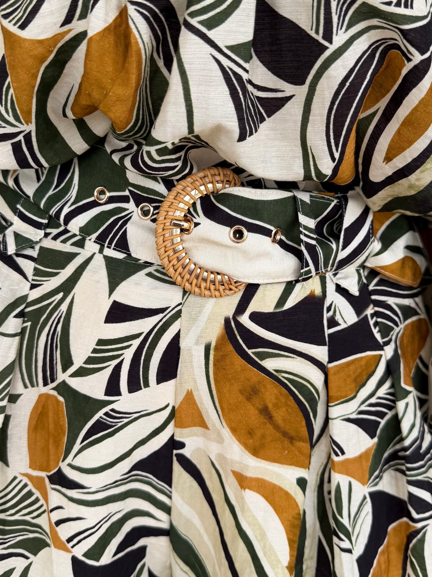 CREAM MULTI ABSTRACT LEAF PRINT BELTED ARYVIA SHORTS