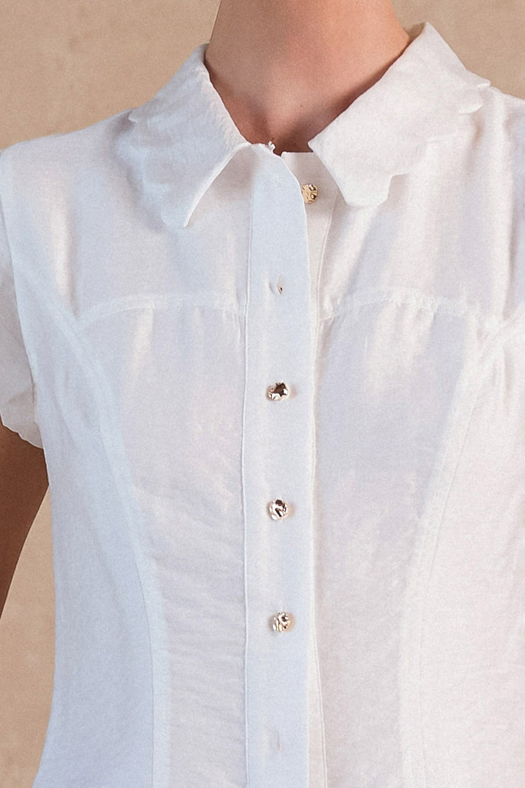 WHITE SCALLOP EDGE COLLAR GOLD BUTTON UP SHORT CAP SLEEVE FITTED TOP