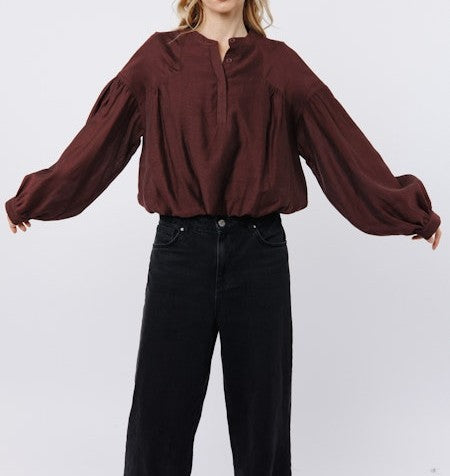 MAROON HENLEY BUBBLE HEM LONG BALLOON SLEEVE DOE TOP