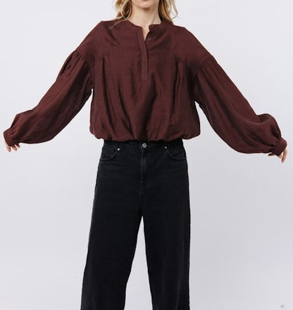 MAROON HENLEY BUBBLE HEM LONG BALLOON SLEEVE DOE TOP
